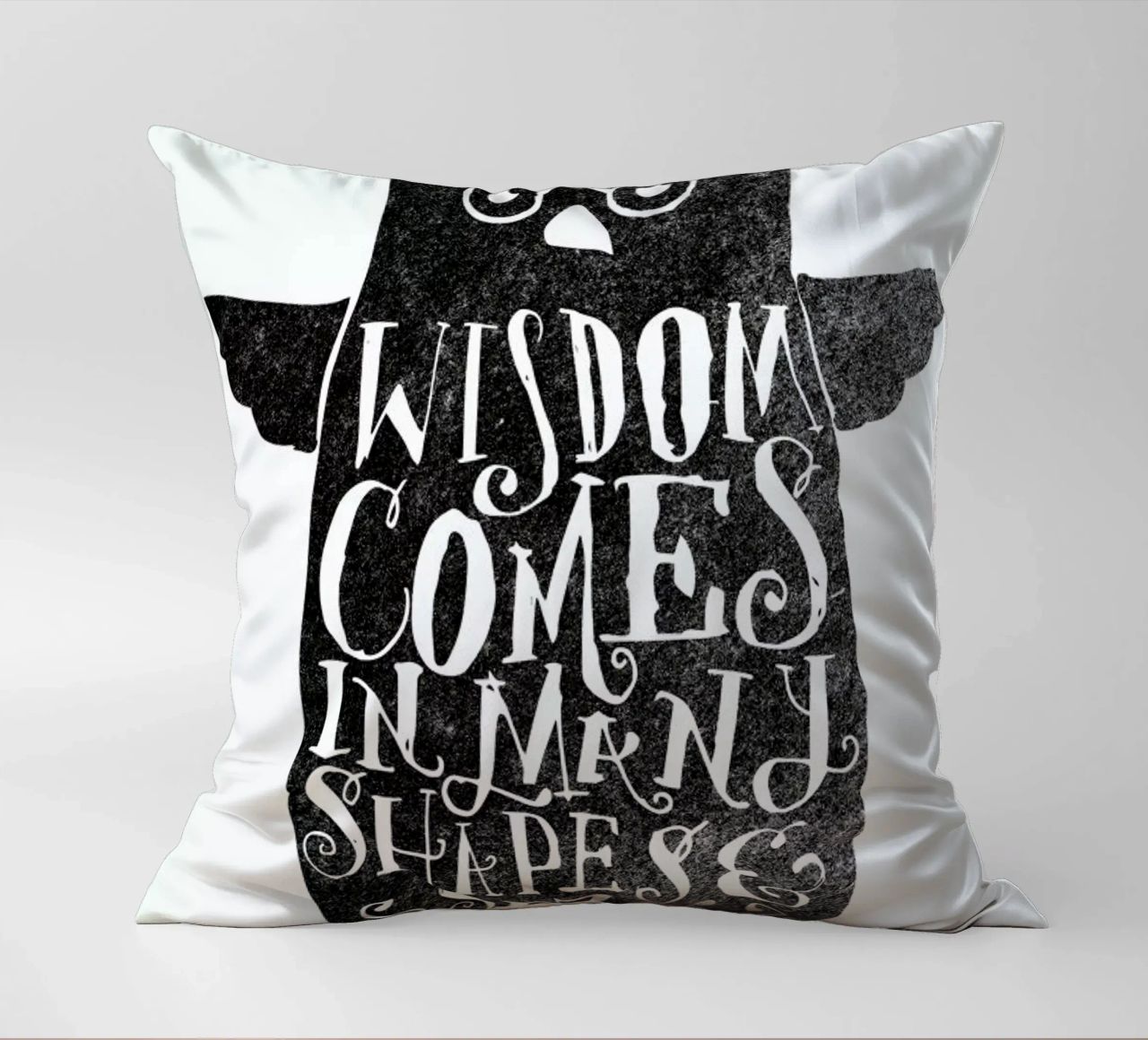 wisdom comes in many shapes and sizes cuscino da Matthew Taylor Wilson