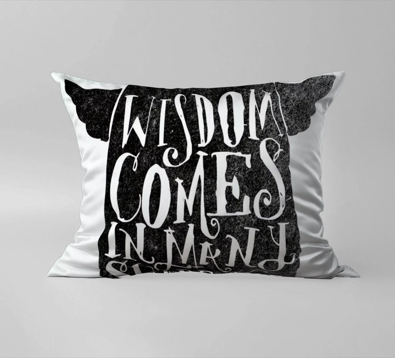 wisdom comes in many shapes and sizes cuscino da Matthew Taylor Wilson