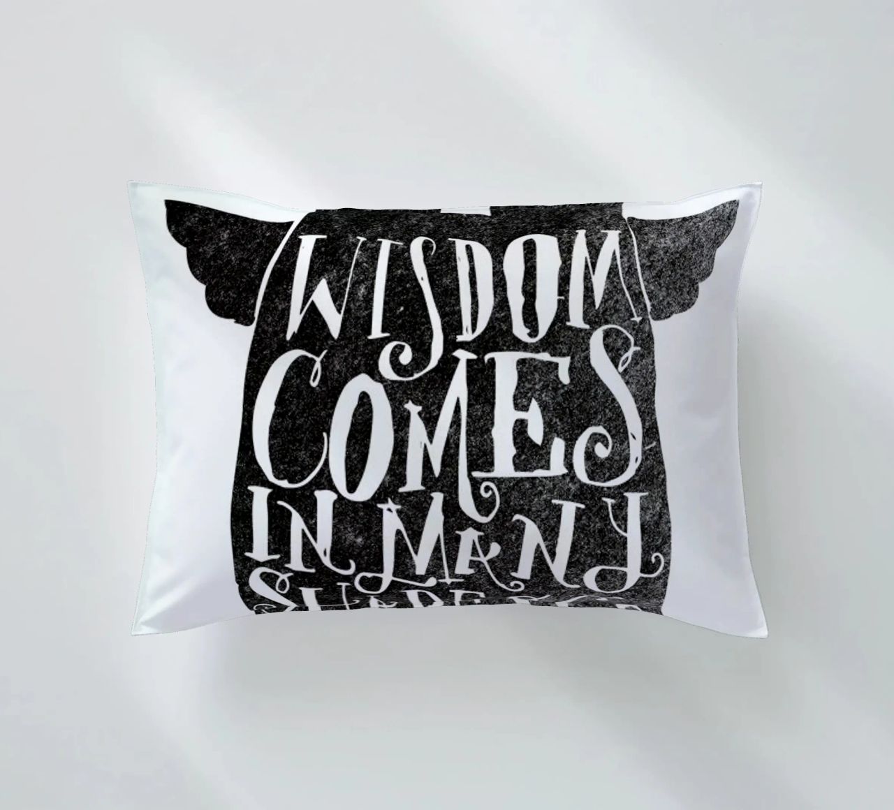 wisdom comes in many shapes and sizes cuscino da Matthew Taylor Wilson