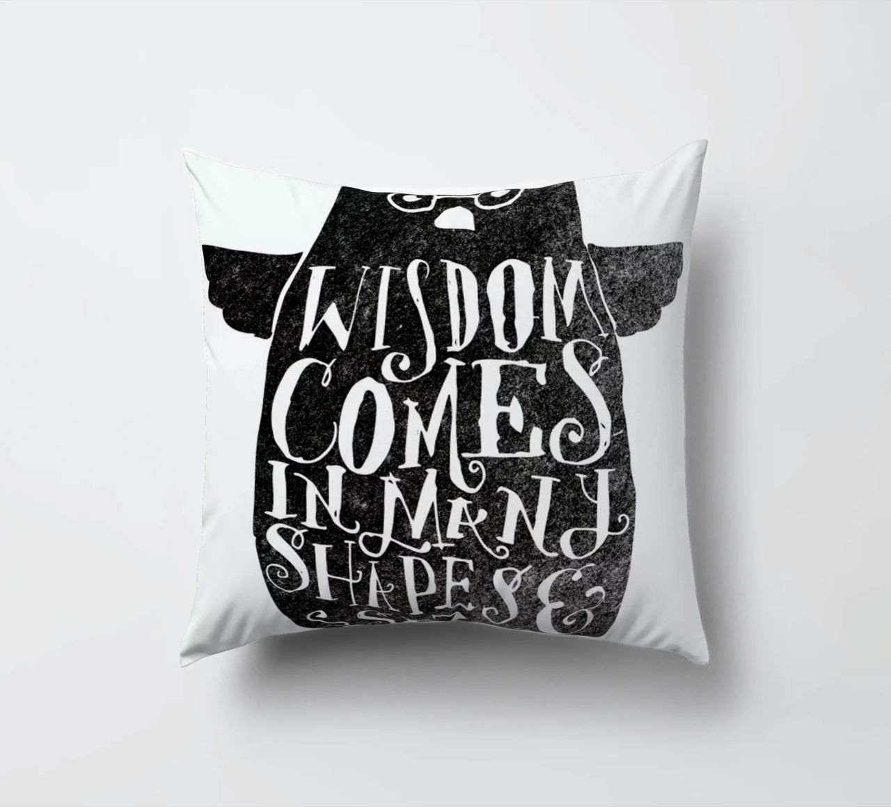 wisdom comes in many shapes and sizes cuscino da Matthew Taylor Wilson