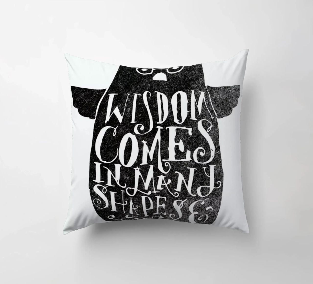 wisdom comes in many shapes and sizes cuscino da Matthew Taylor Wilson