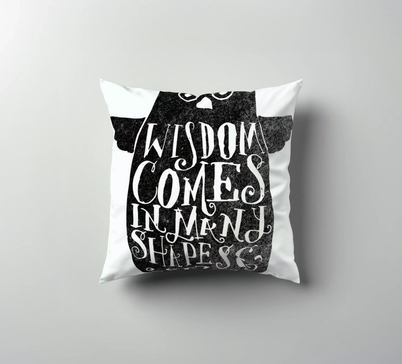 wisdom comes in many shapes and sizes cuscino da Matthew Taylor Wilson