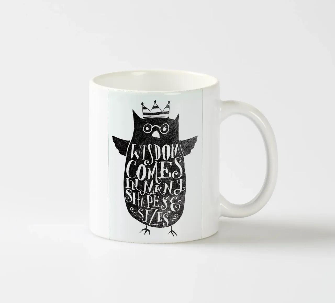 wisdom comes in many shapes and sizes mug en céramique de Matthew Taylor Wilson