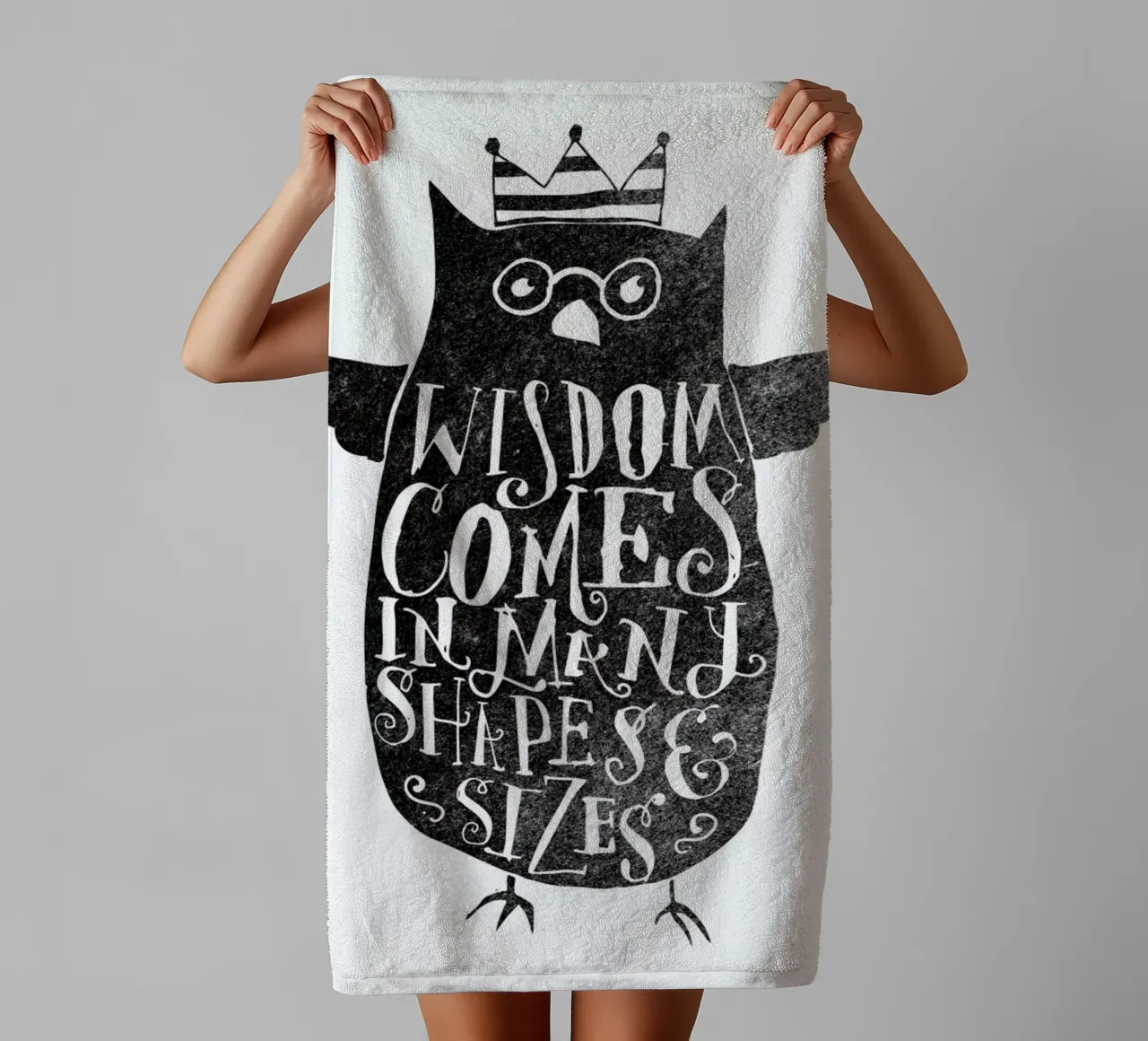 wisdom comes in many shapes and sizes asciugamano da bagno da Matthew Taylor Wilson