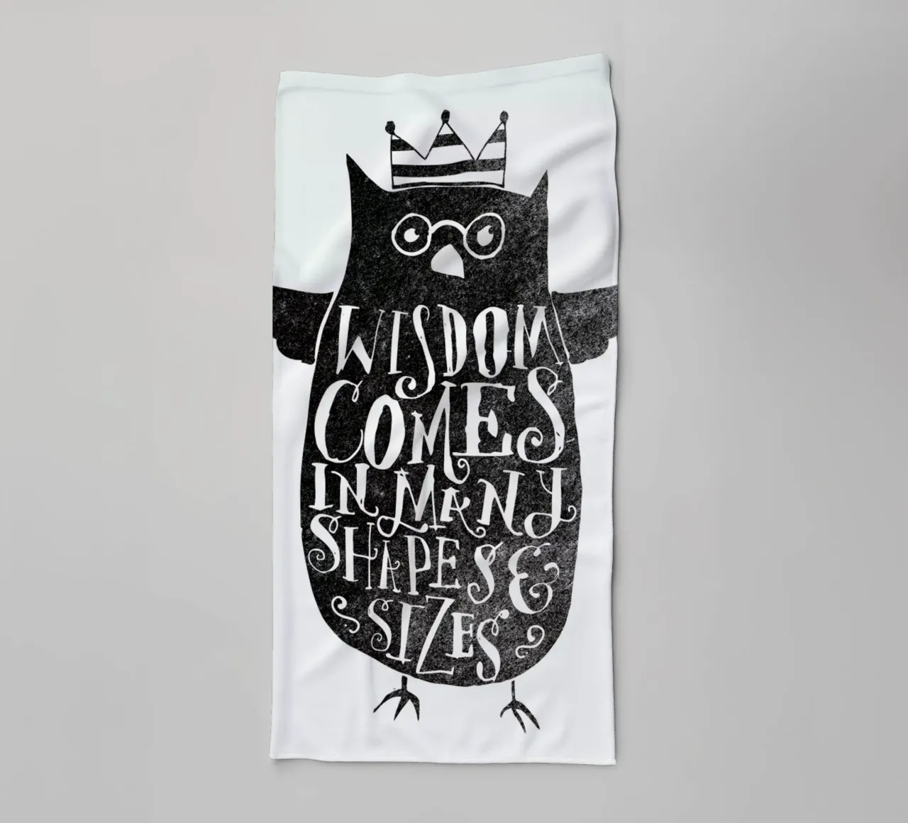 wisdom comes in many shapes and sizes asciugamano da bagno da Matthew Taylor Wilson