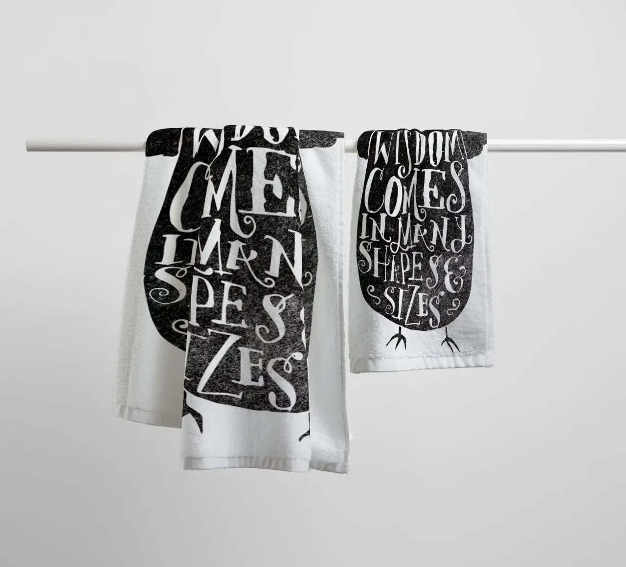 wisdom comes in many shapes and sizes asciugamano da bagno da Matthew Taylor Wilson