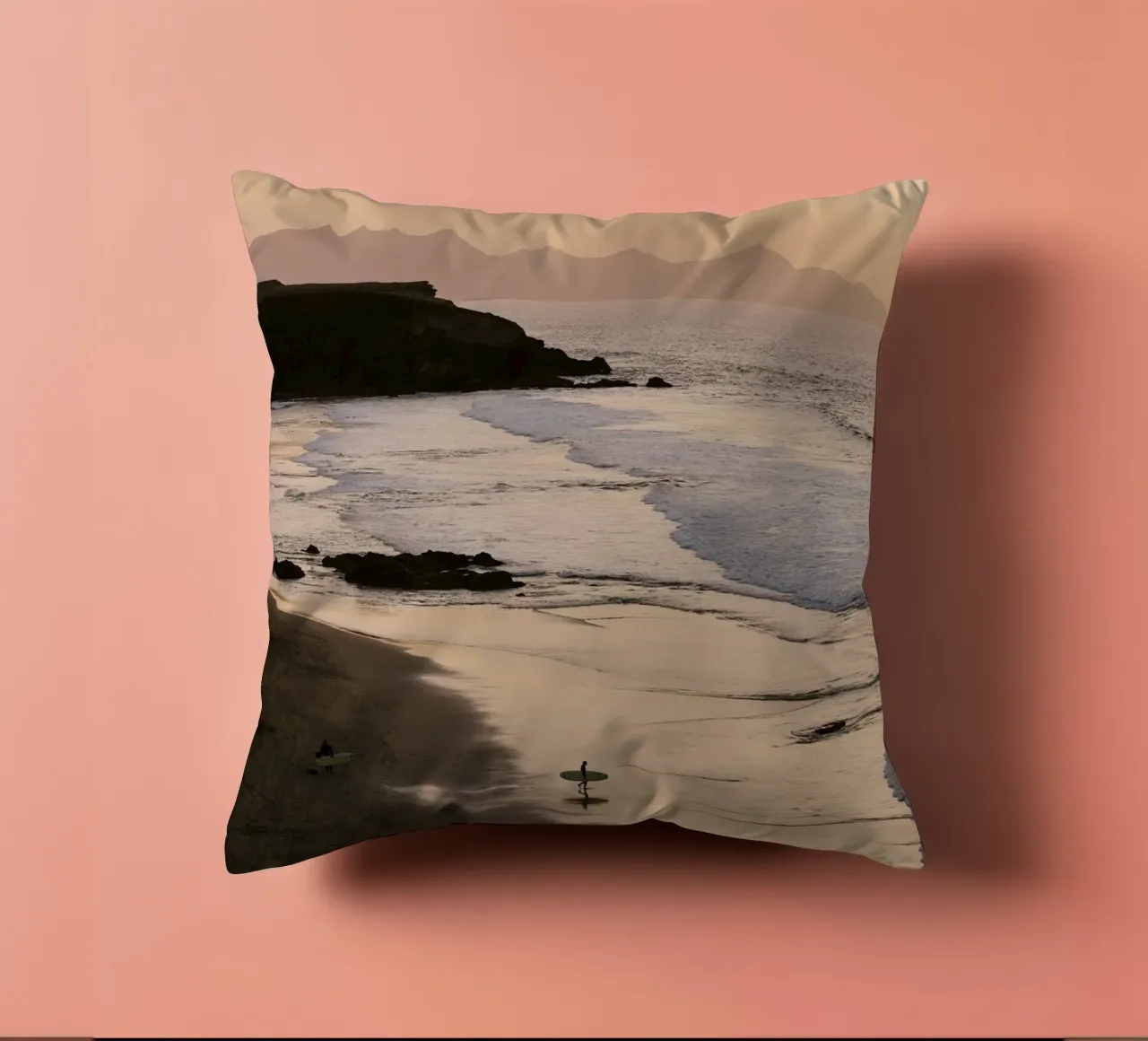 Surfista in spiaggia al tramonto cuscino da wenolaweddings