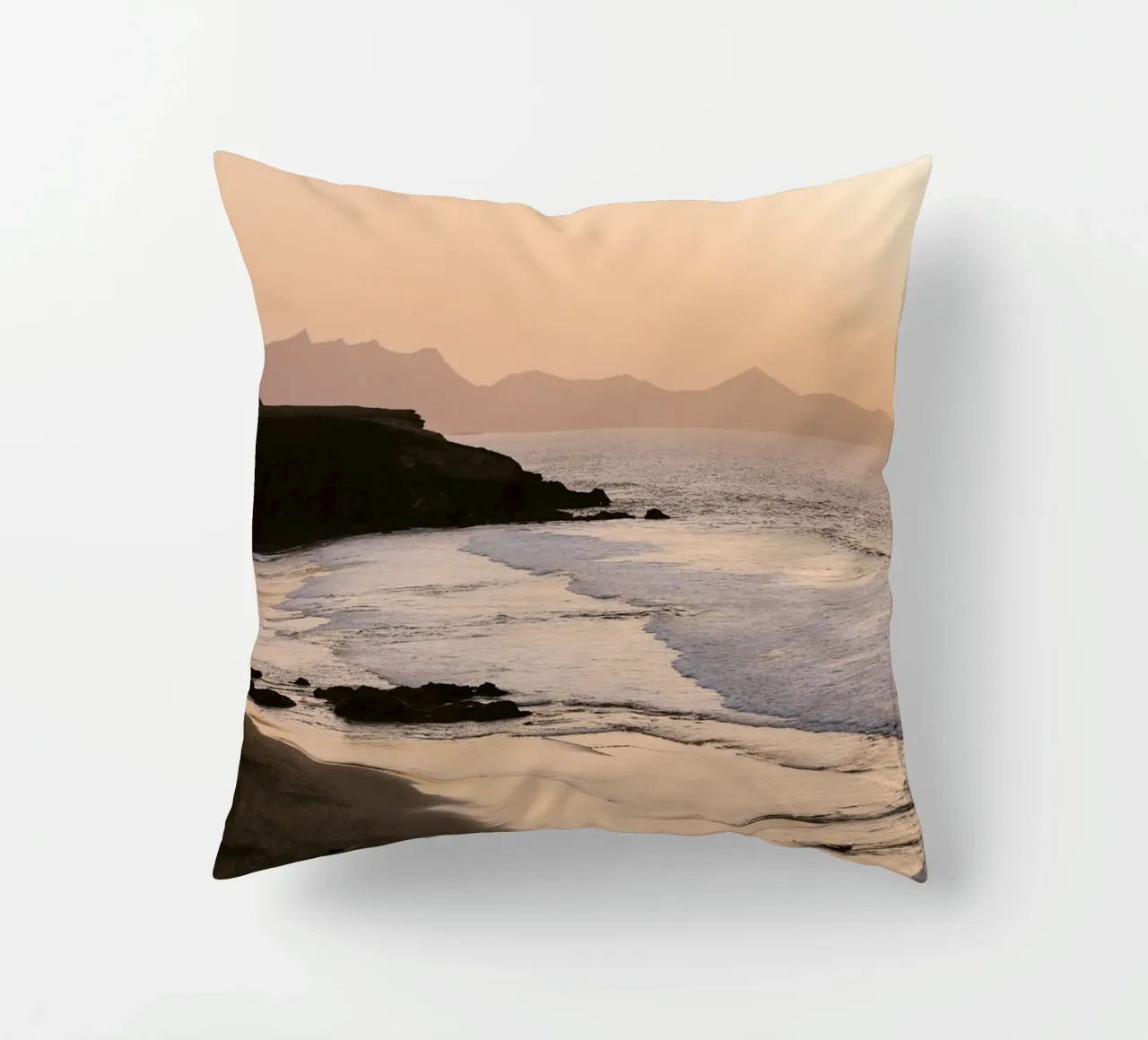 Surfista in spiaggia al tramonto cuscino da wenolaweddings