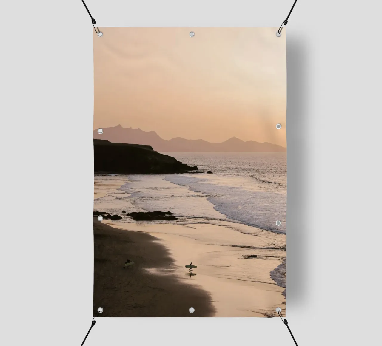 Surfista in spiaggia al tramonto telo in pvc da wenolaweddings