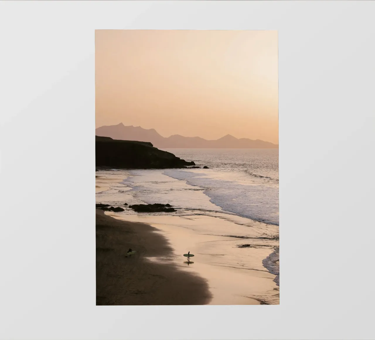 Surfista in spiaggia al tramonto telo in pvc da wenolaweddings