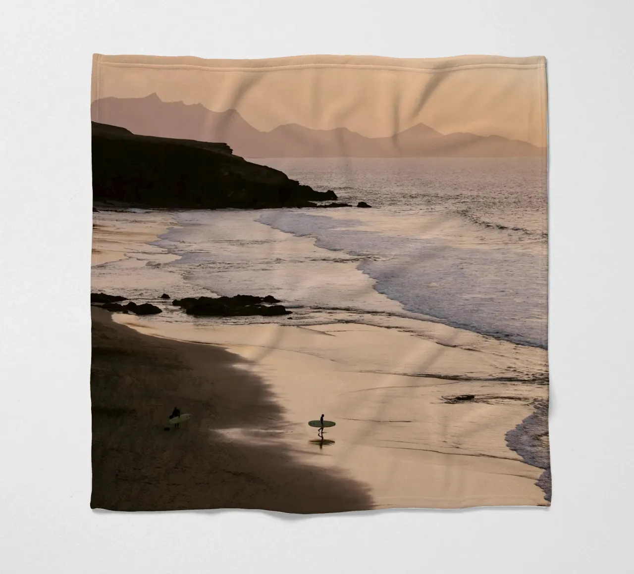 Surfista in spiaggia al tramonto coperta in pile da wenolaweddings