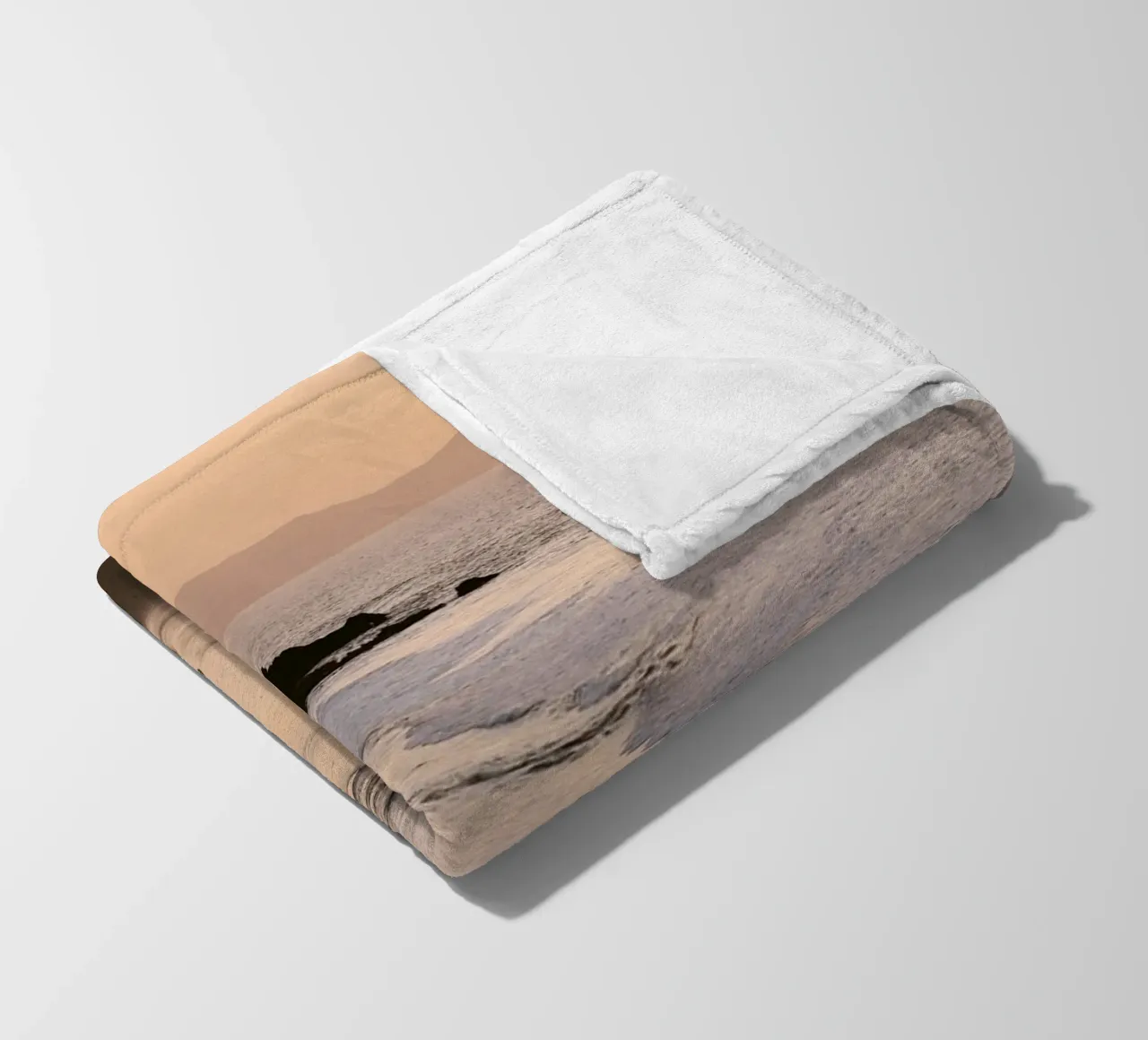 Surfista in spiaggia al tramonto coperta in pile da wenolaweddings