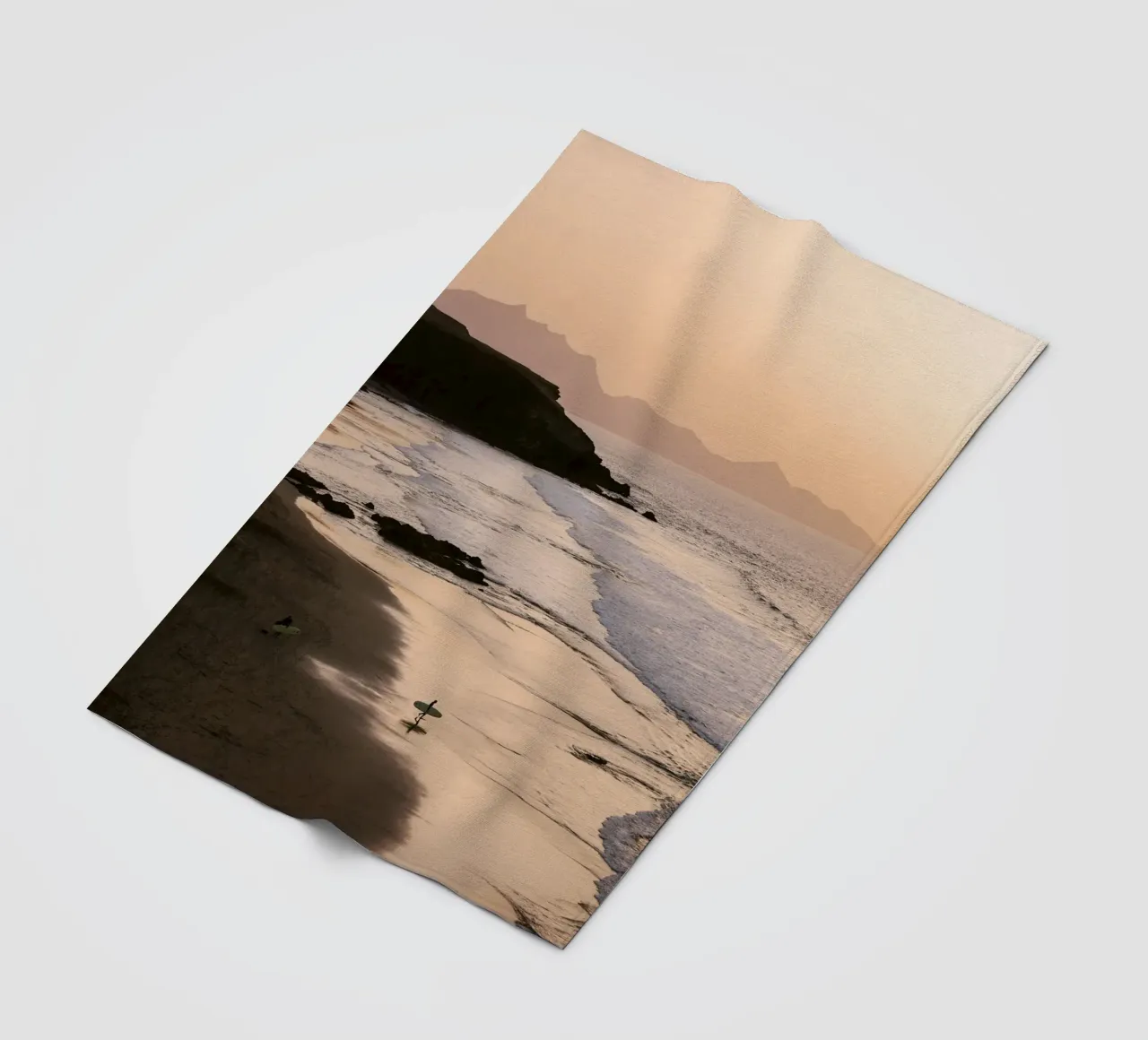 Surfista in spiaggia al tramonto coperta in pile da wenolaweddings