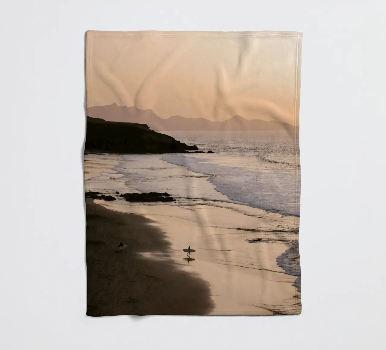 Surfista in spiaggia al tramonto coperta in pile da wenolaweddings