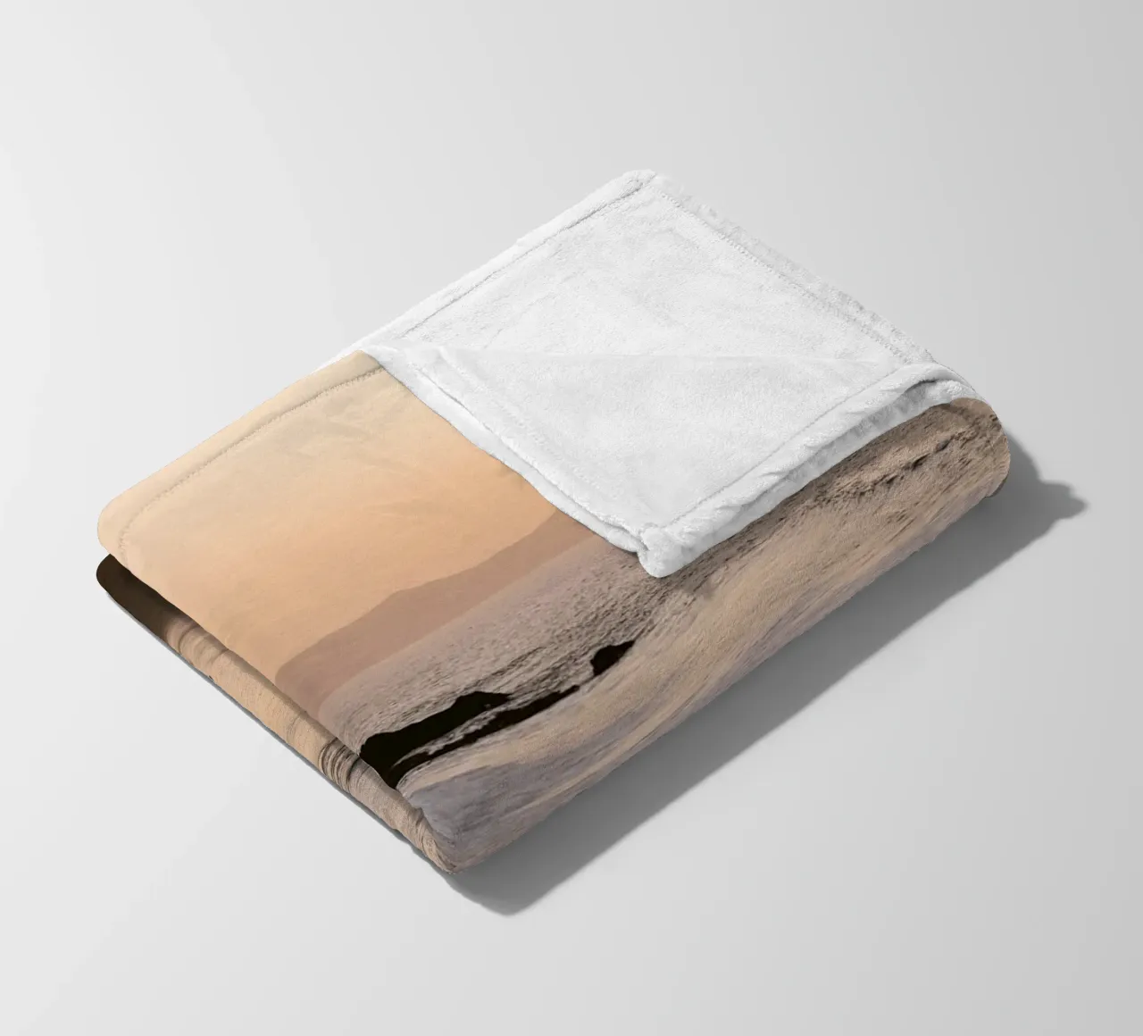 Surfista in spiaggia al tramonto coperta in pile da wenolaweddings
