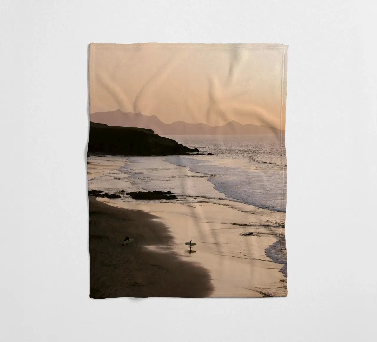 Surfista in spiaggia al tramonto coperta in pile da wenolaweddings