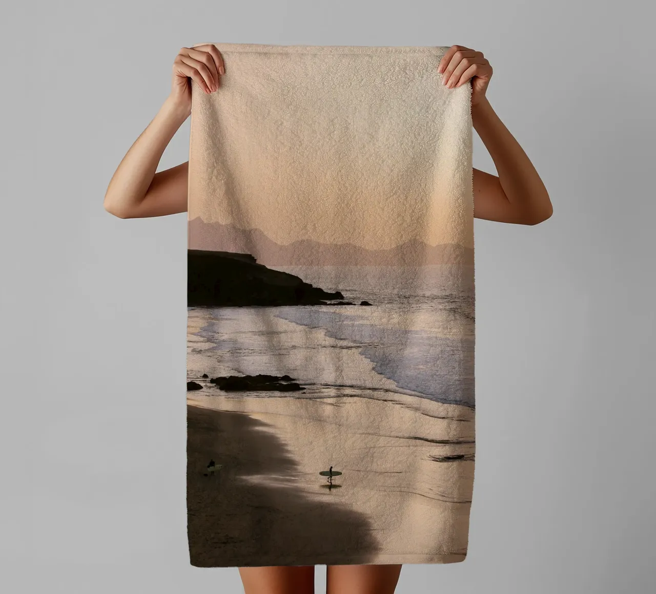 Surfista in spiaggia al tramonto asciugamano da bagno da wenolaweddings