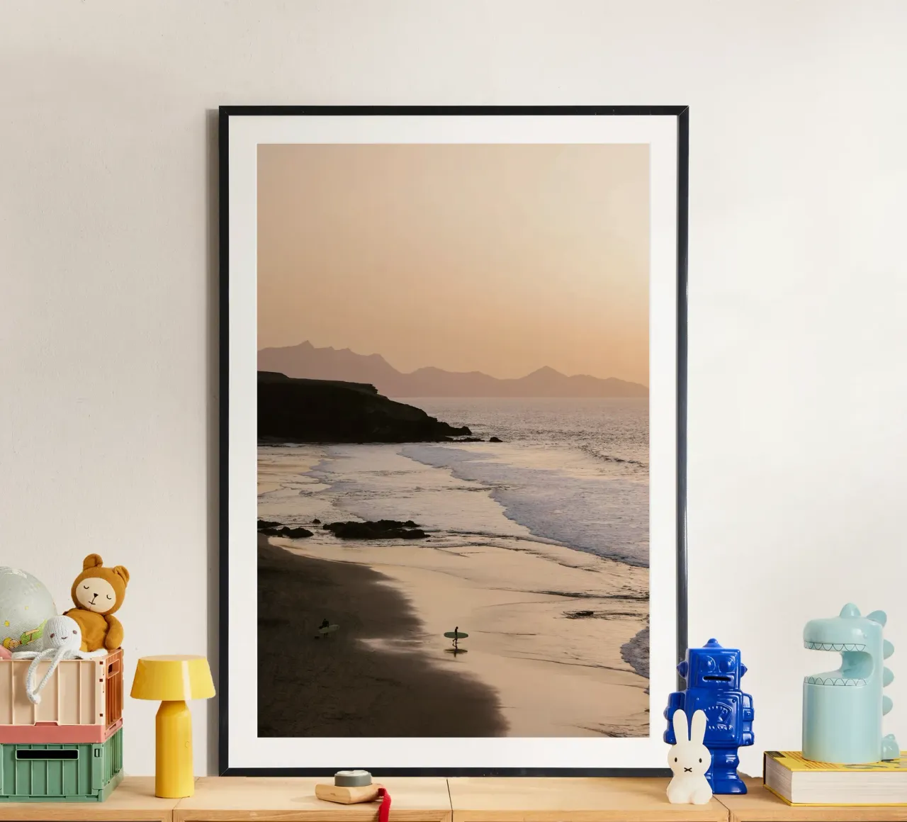 Surfista in spiaggia al tramonto poster con telaio in plastica da wenolaweddings