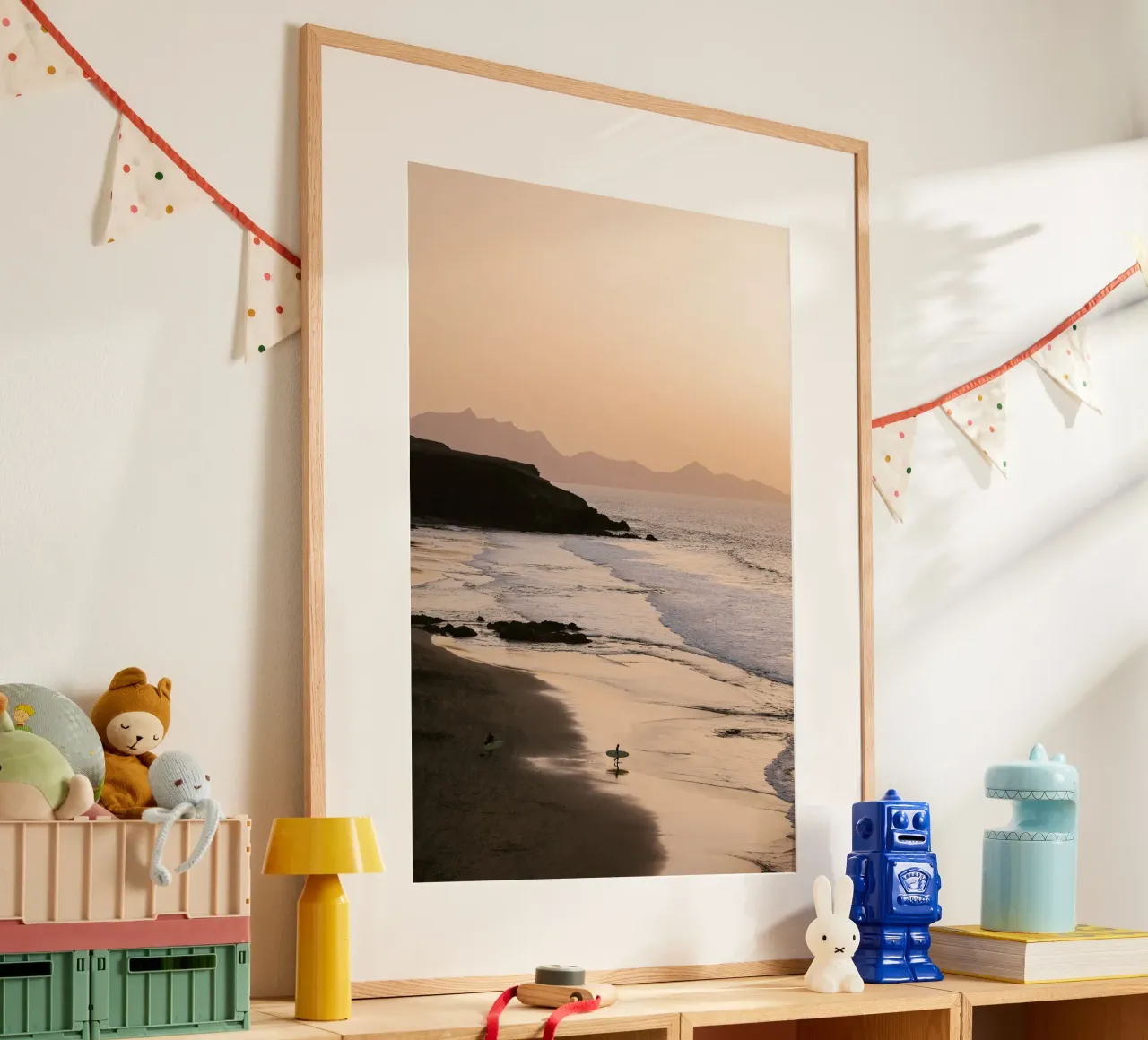 Surfista in spiaggia al tramonto poster con telaio in plastica da wenolaweddings