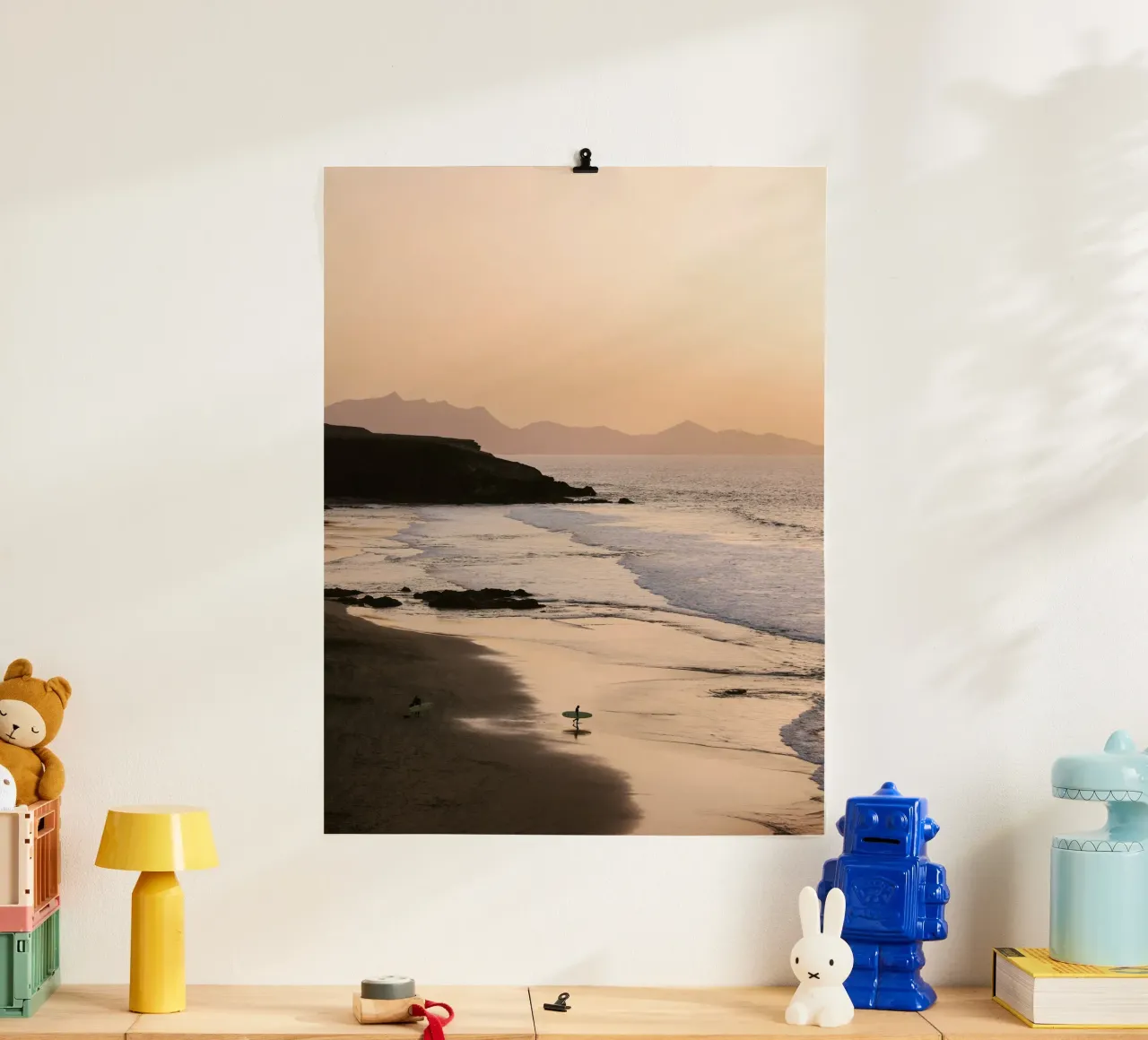 Surfista in spiaggia al tramonto poster con telaio in plastica da wenolaweddings