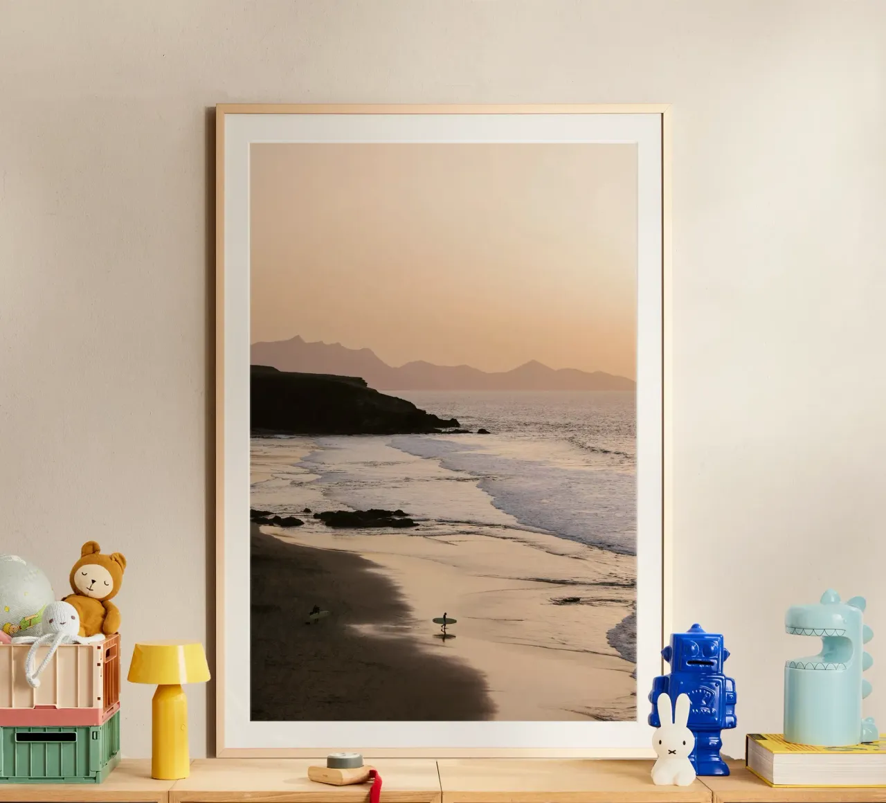 Surfista in spiaggia al tramonto poster con telaio in plastica da wenolaweddings