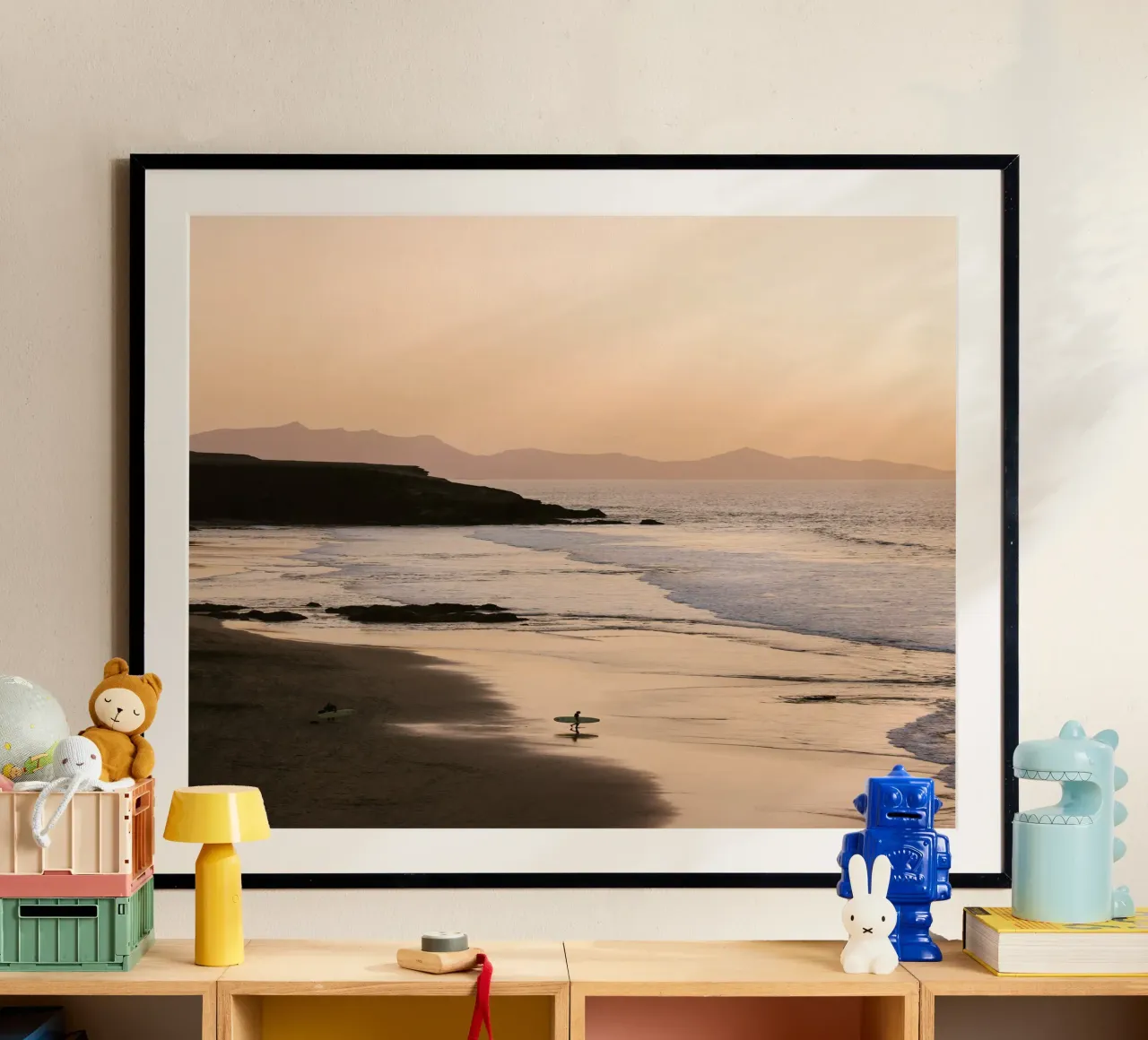 Surfista in spiaggia al tramonto poster con telaio in plastica da wenolaweddings