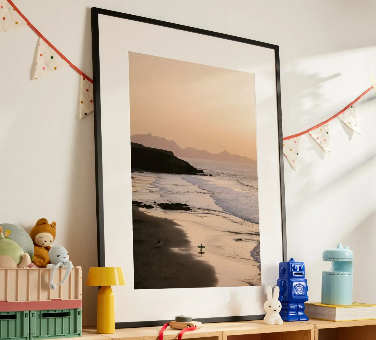 Surfista in spiaggia al tramonto poster con telaio in plastica da wenolaweddings