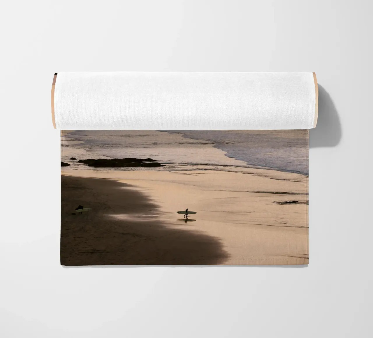 Surfista in spiaggia al tramonto telo mare da wenolaweddings