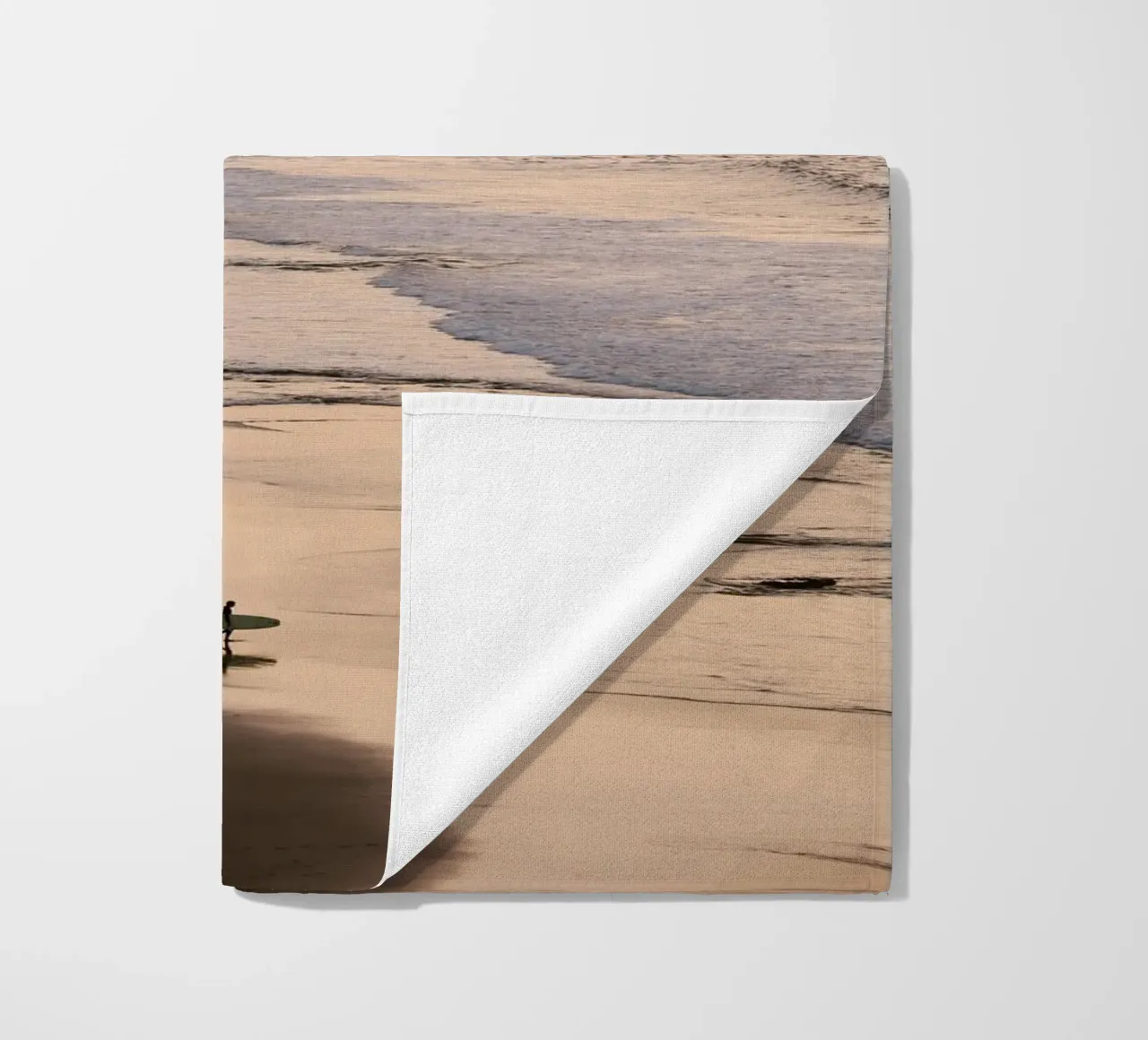 Surfista in spiaggia al tramonto telo mare da wenolaweddings