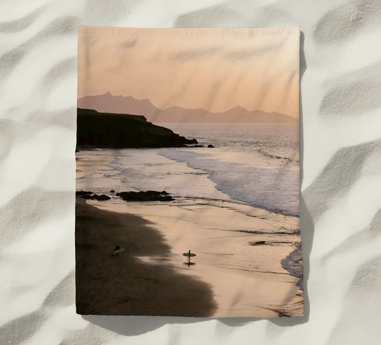 Surfista in spiaggia al tramonto telo mare da wenolaweddings