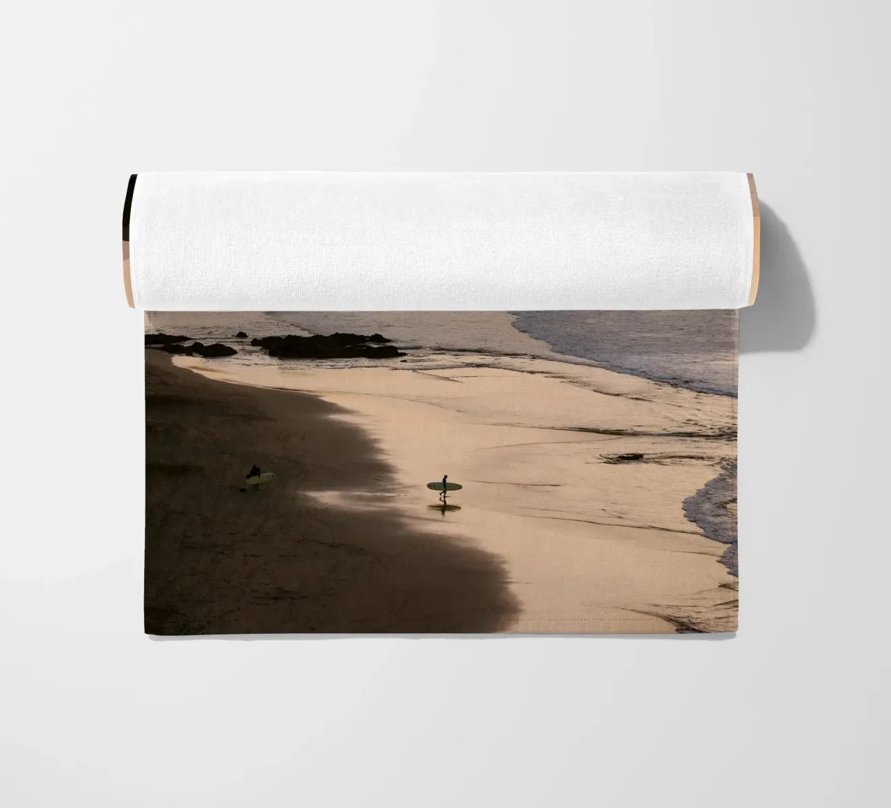 Surfista in spiaggia al tramonto telo mare da wenolaweddings