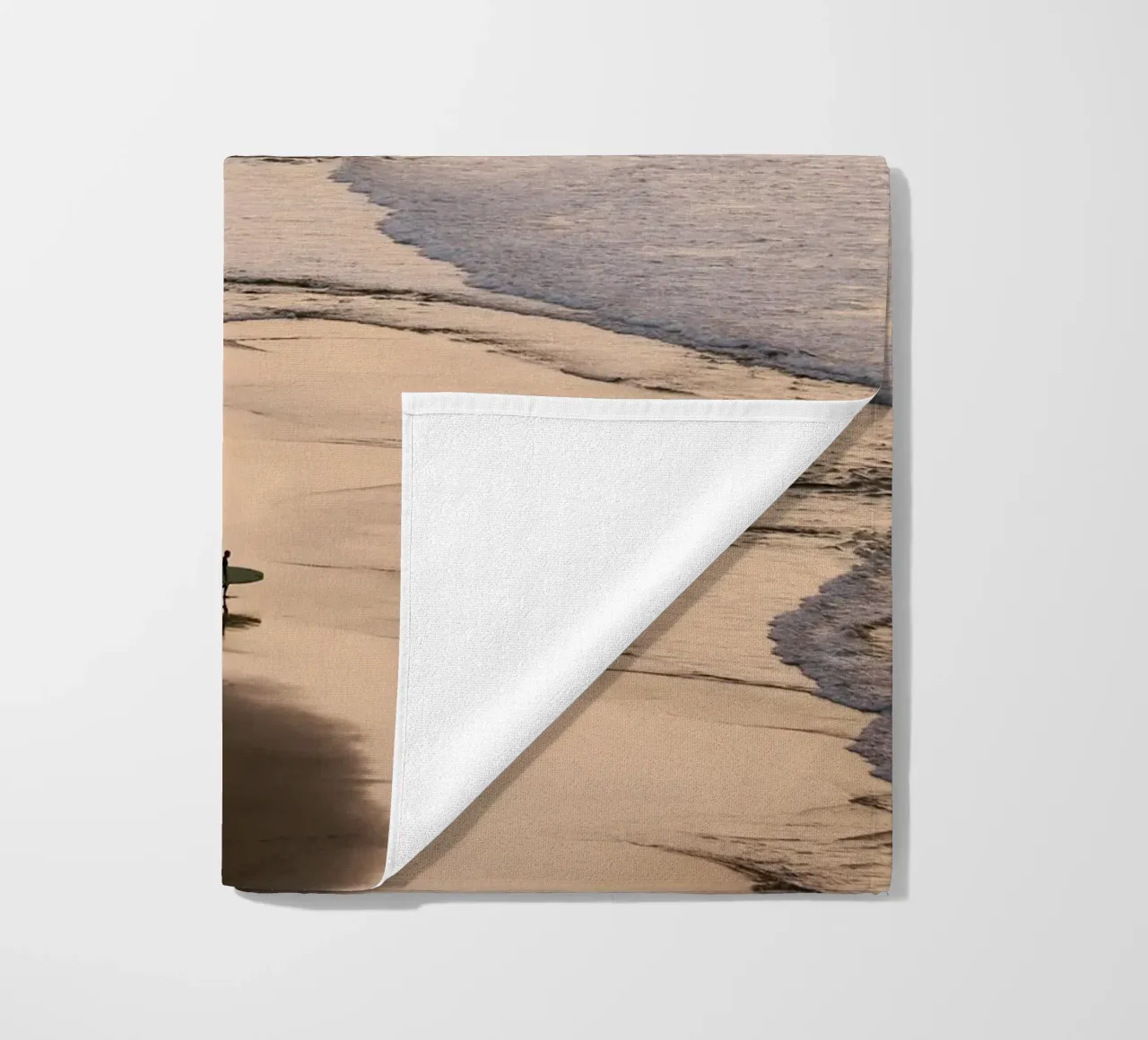 Surfista in spiaggia al tramonto telo mare da wenolaweddings