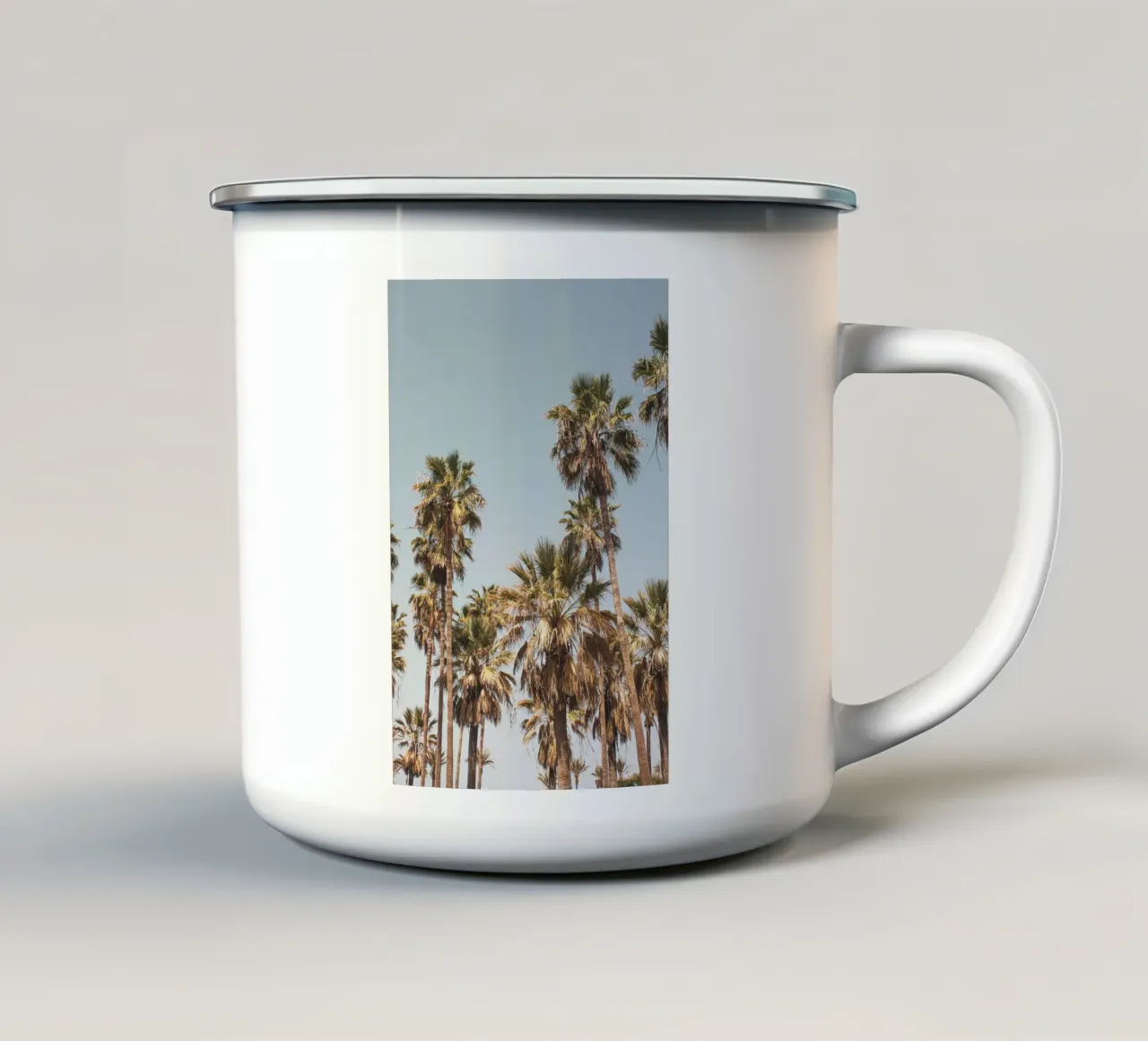 LA Palm Trees By the Beach II tazza in smalto da Victoria Frost
