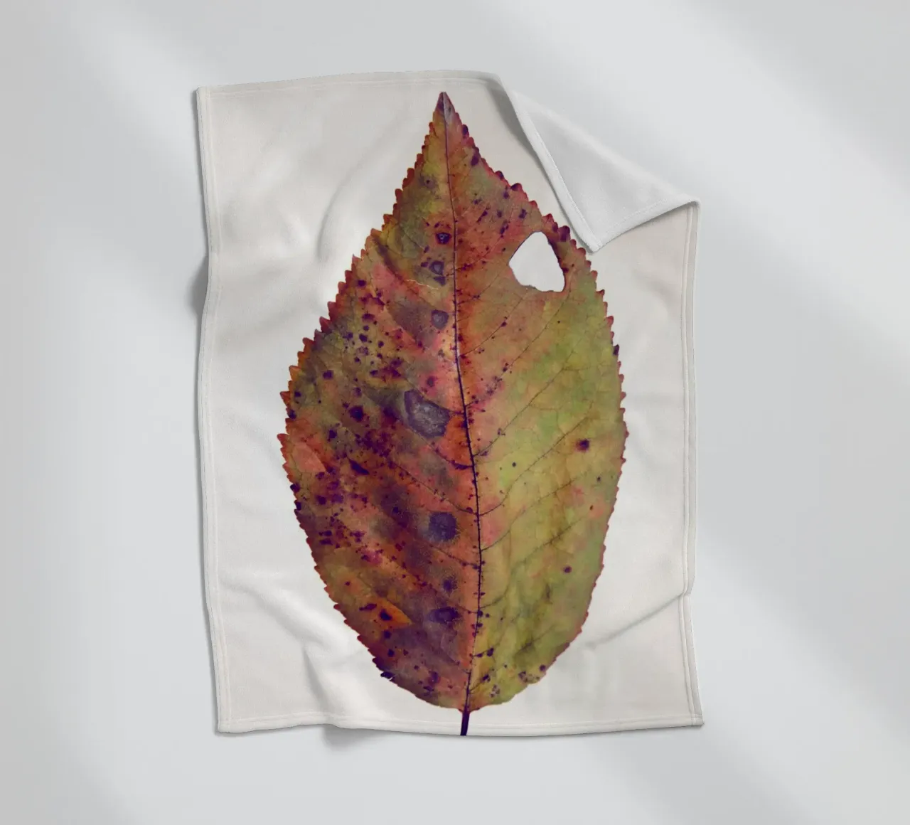 Cherry leaf Fleecedecke von Teresa André