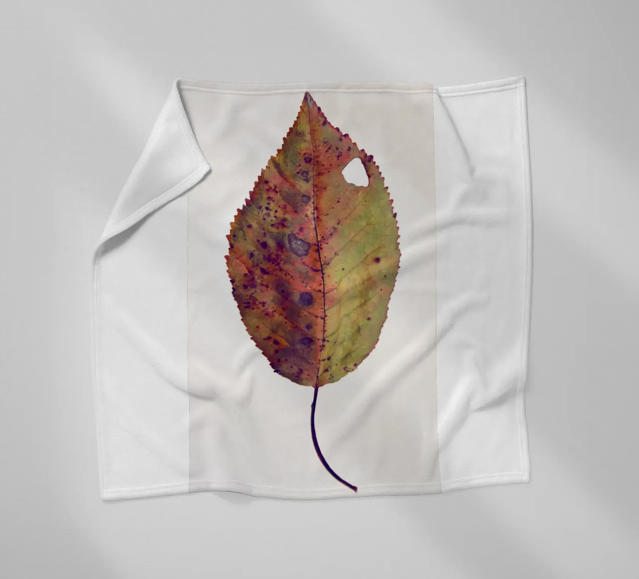 Cherry leaf Fleecedecke von Teresa André