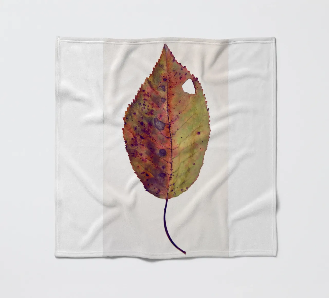 Cherry leaf Fleecedecke von Teresa André