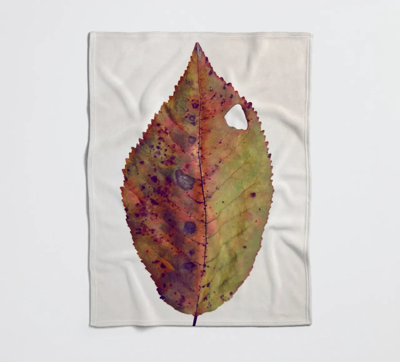 Cherry leaf Fleecedecke von Teresa André