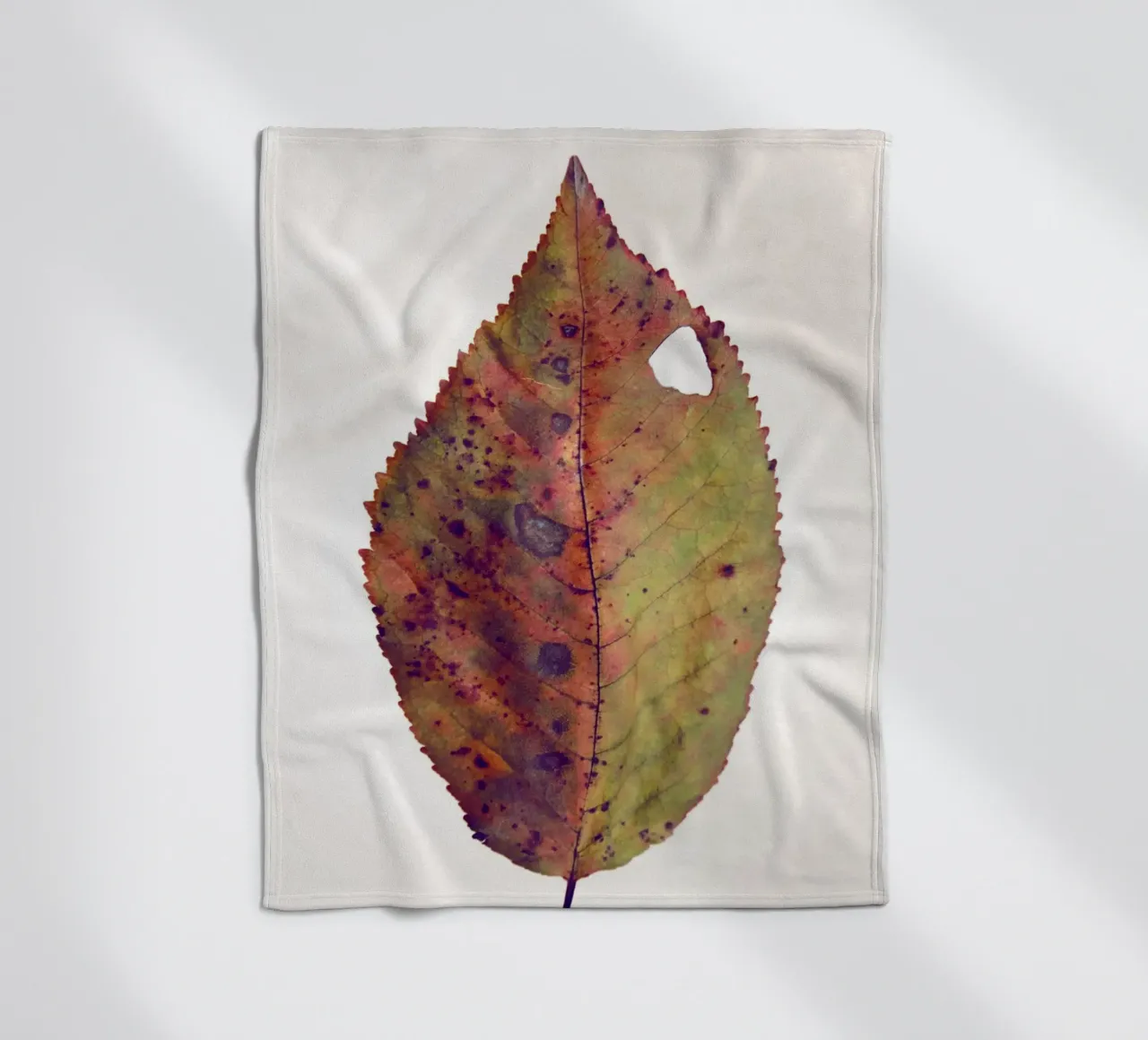 Cherry leaf Fleecedecke von Teresa André