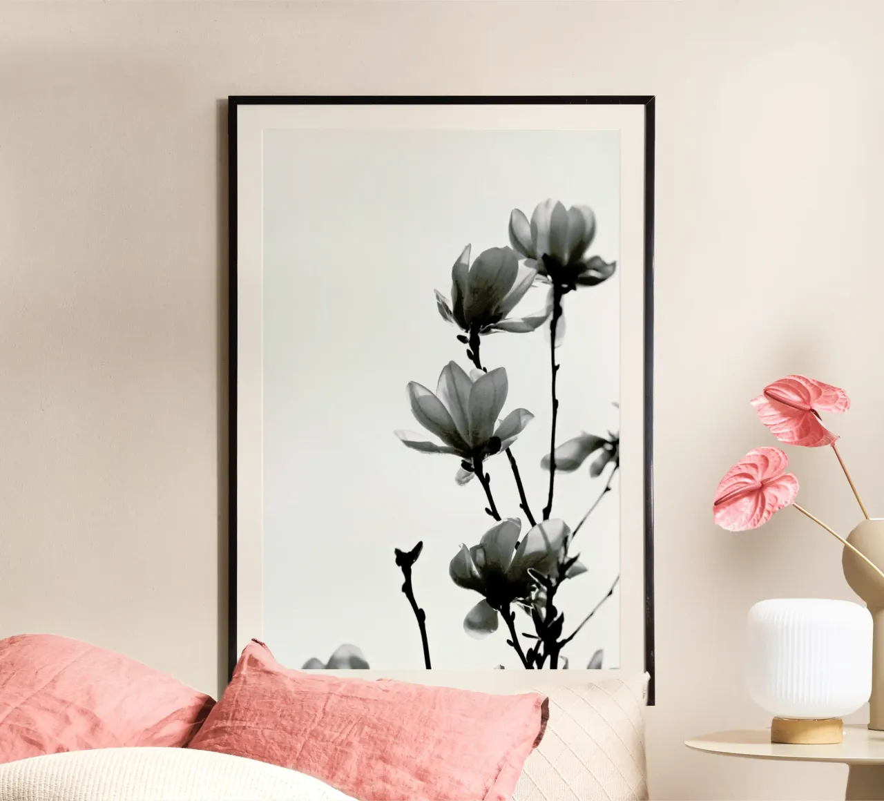 Black Magnolia poster con telaio in plastica da Monika Strigel