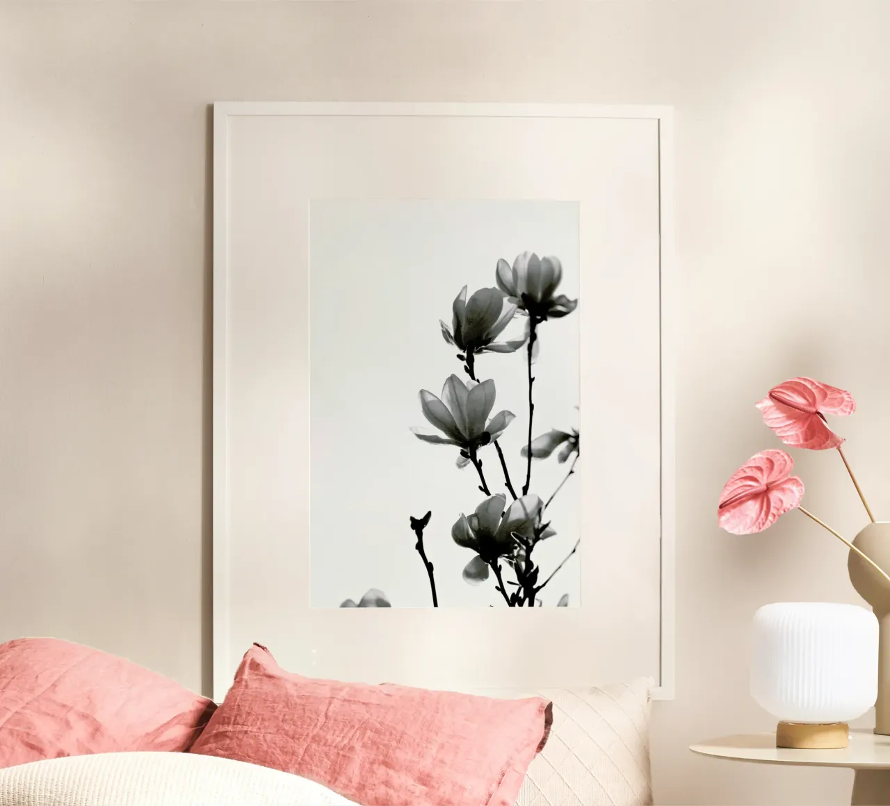 Black Magnolia poster con telaio in plastica da Monika Strigel