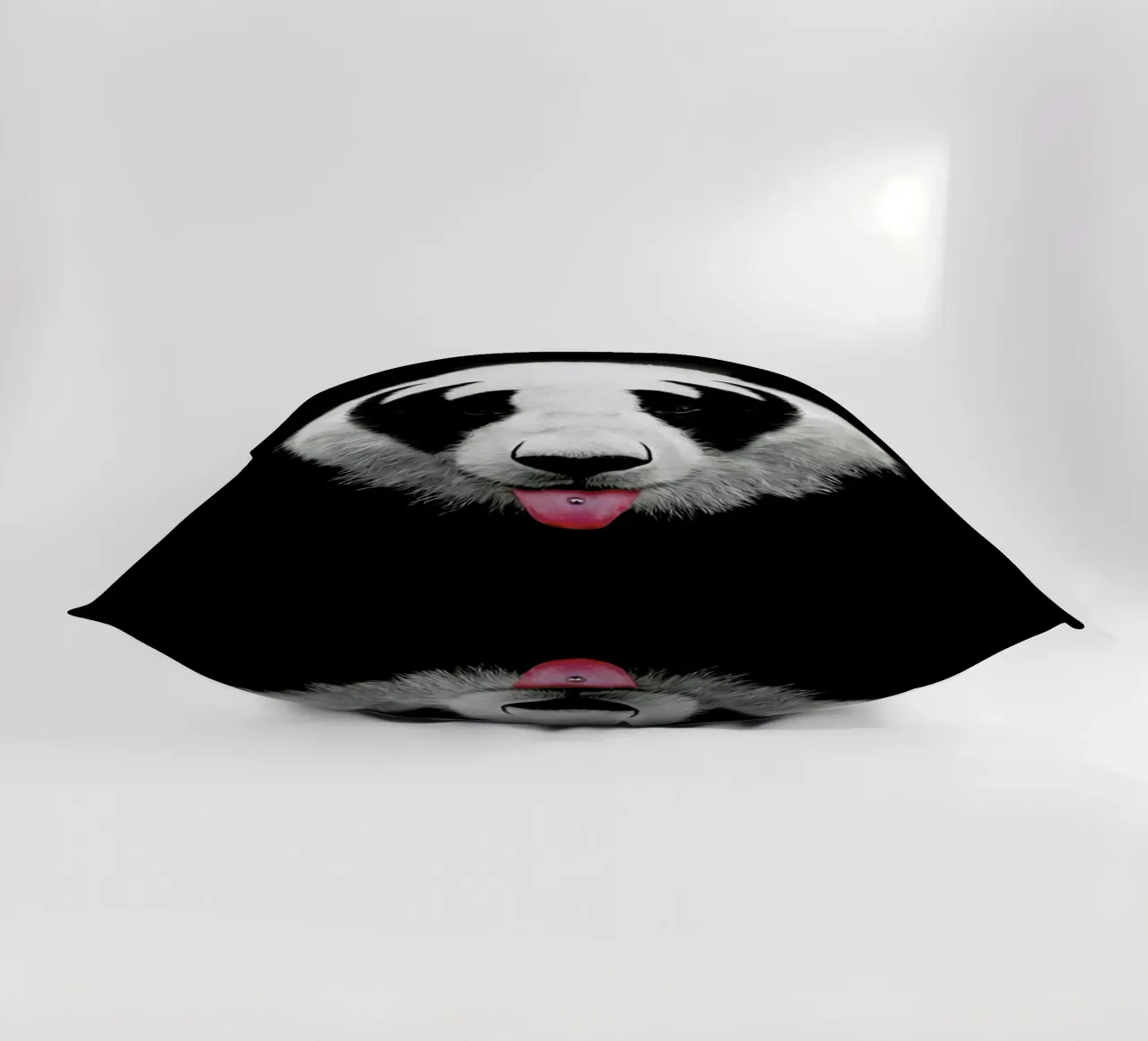 Kiss Of A Panda cuscino da Róbert Farkas