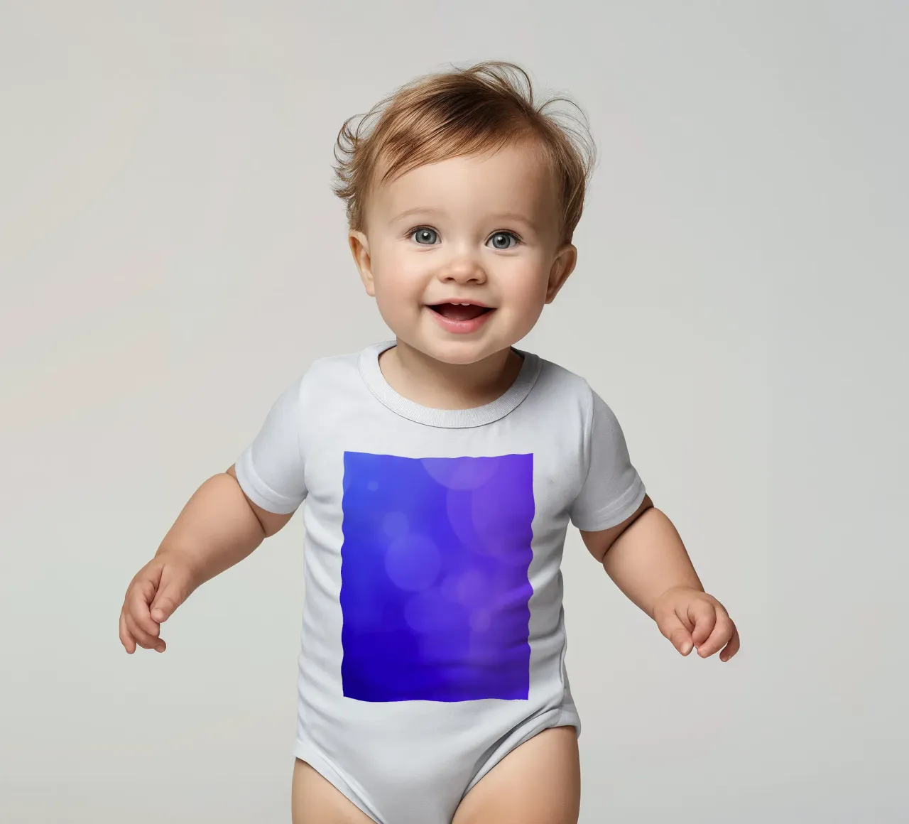 Levendig abstract ontwerp met rustgevende paarse tinten en gladde gra babyrompertje korte mouwen van DesignDoodle