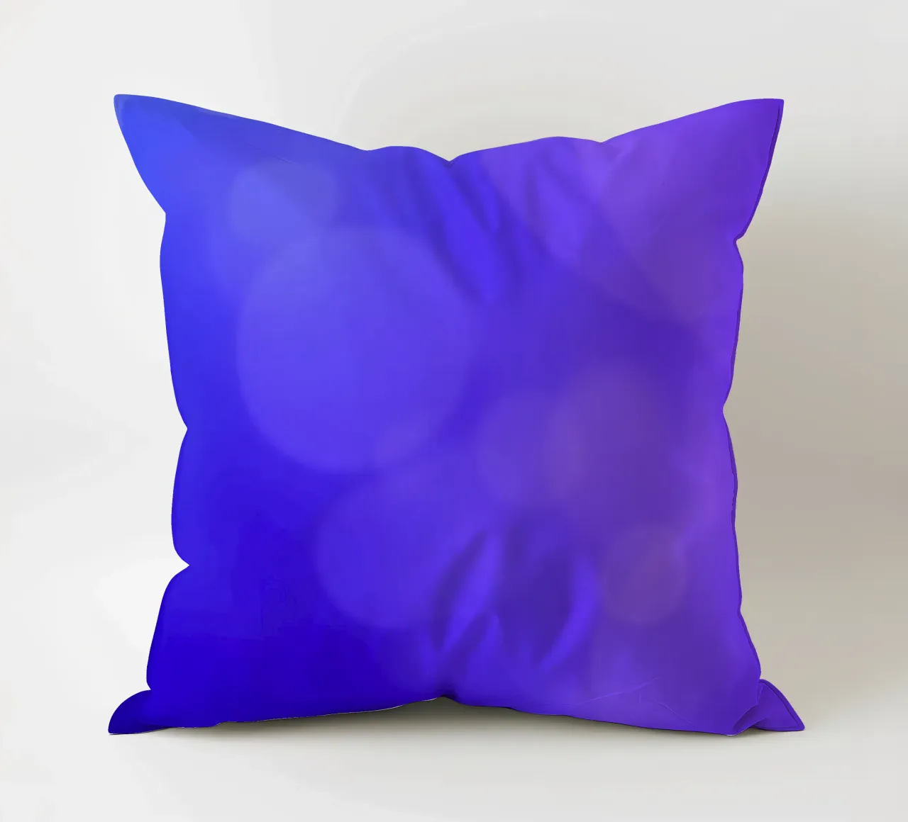 Motif abstrait vibrant, tons violets apaisants et gris doux. coussin de DesignDoodle