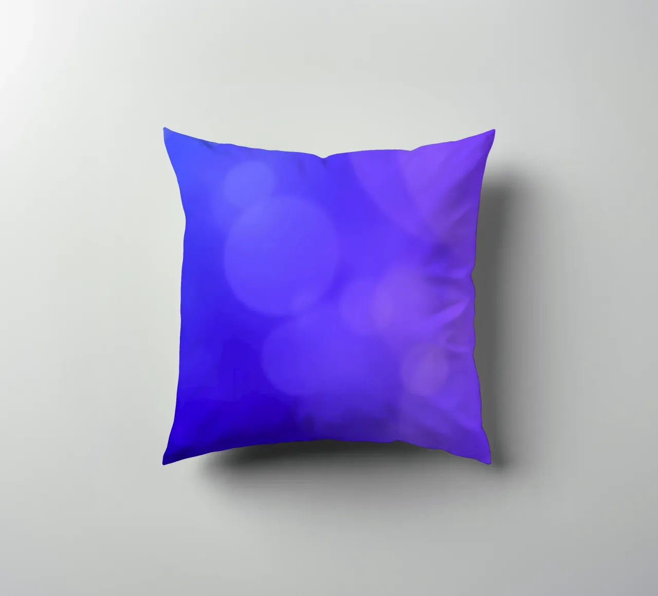 Motif abstrait vibrant, tons violets apaisants et gris doux. coussin de DesignDoodle