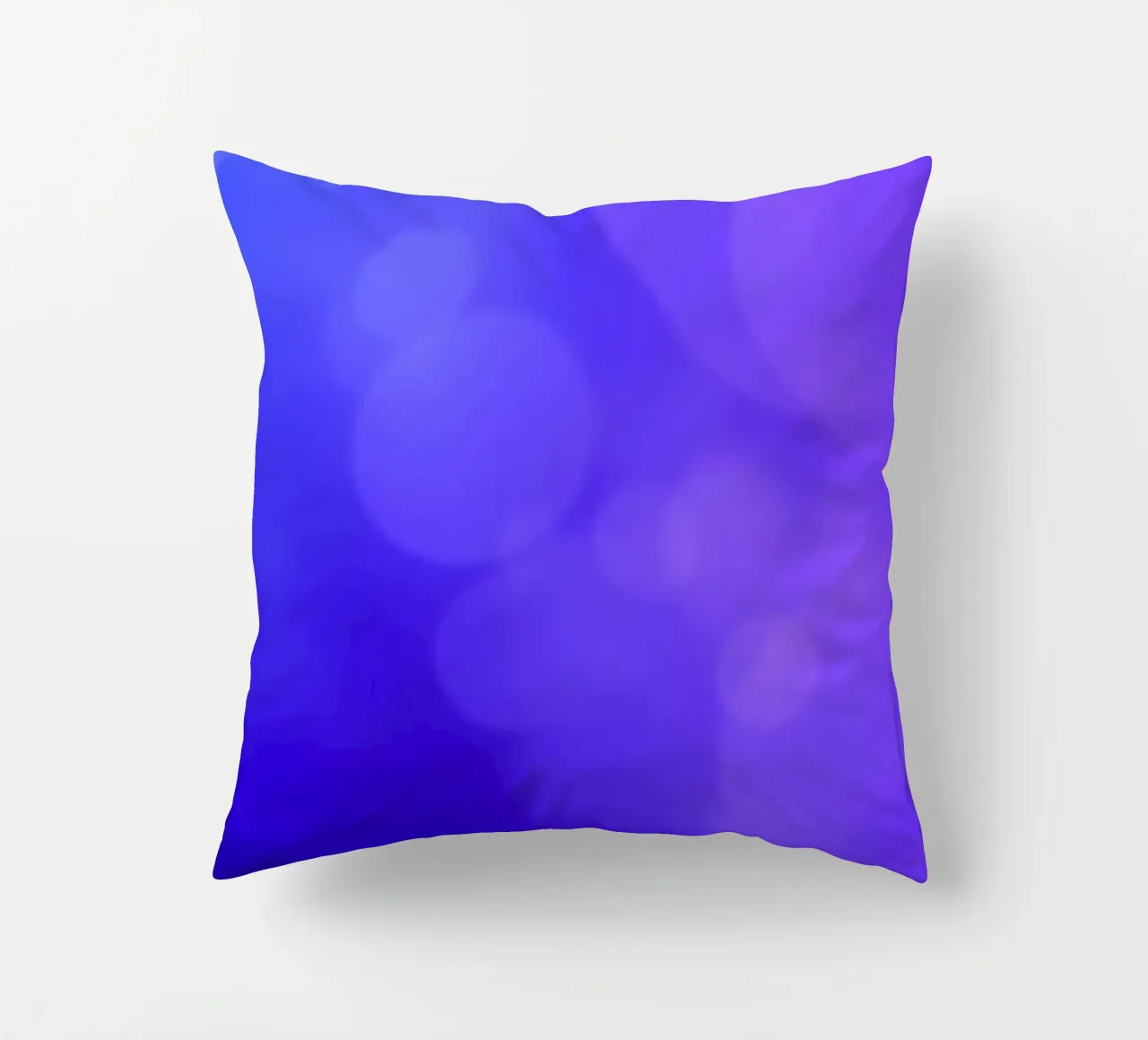 Motif abstrait vibrant, tons violets apaisants et gris doux. coussin de DesignDoodle