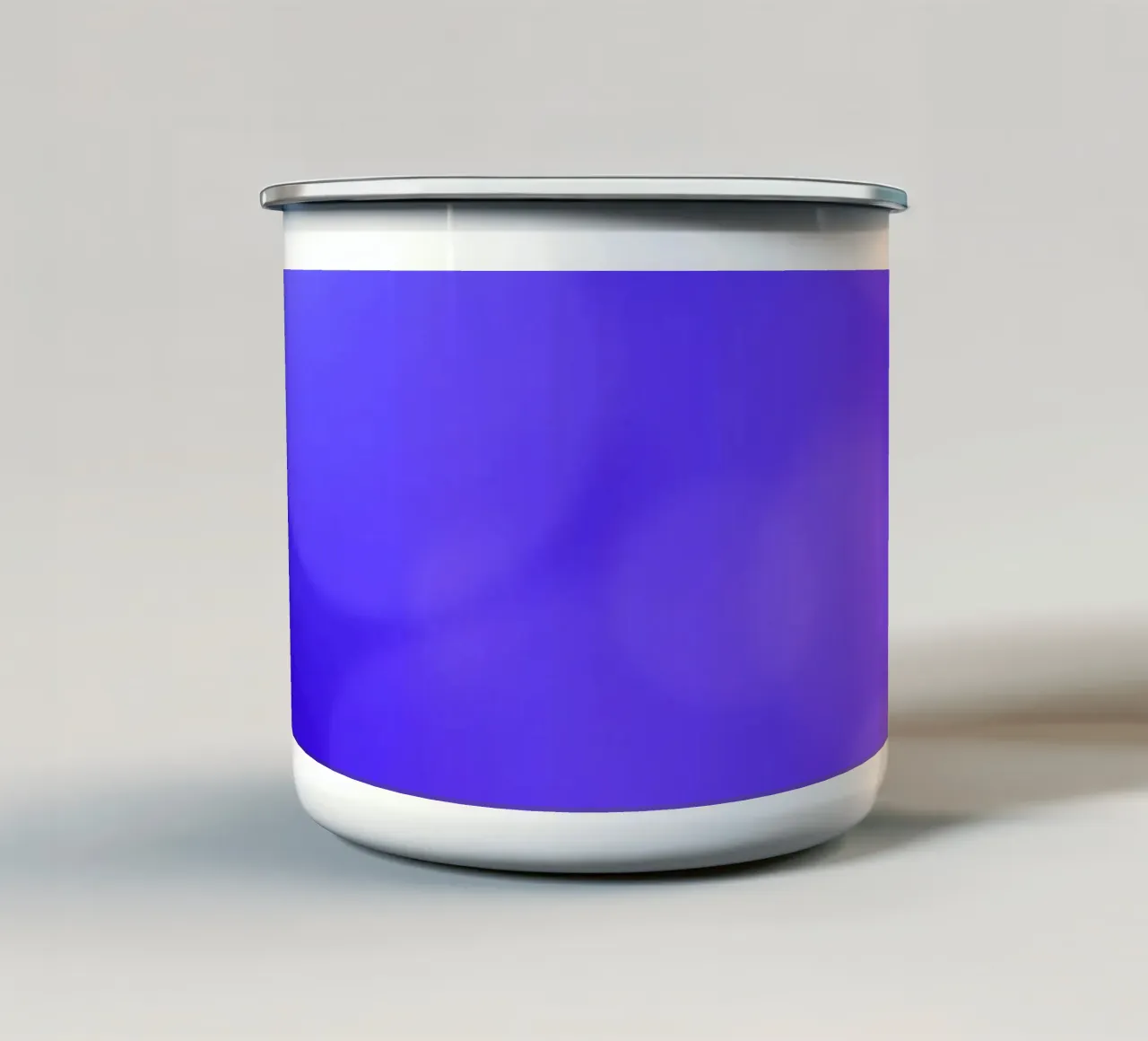 Vibrante design astratto dai toni viola rilassanti e dalla superficie liscia. tazza in smalto da DesignDoodle