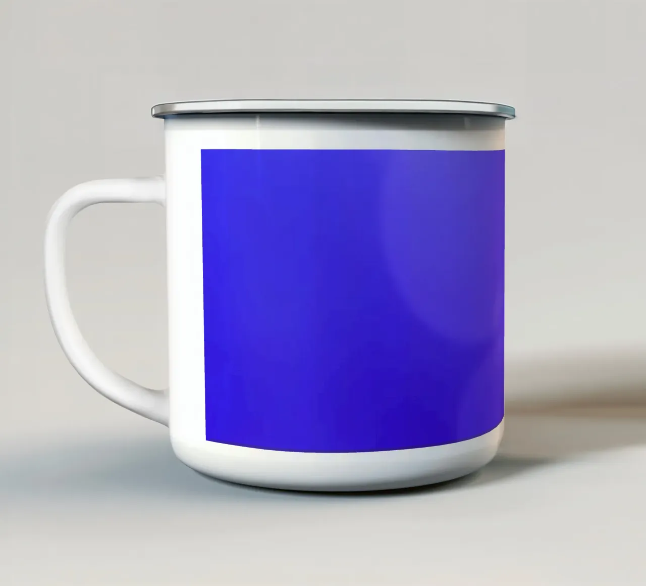Vibrante design astratto dai toni viola rilassanti e dalla superficie liscia. tazza in smalto da DesignDoodle