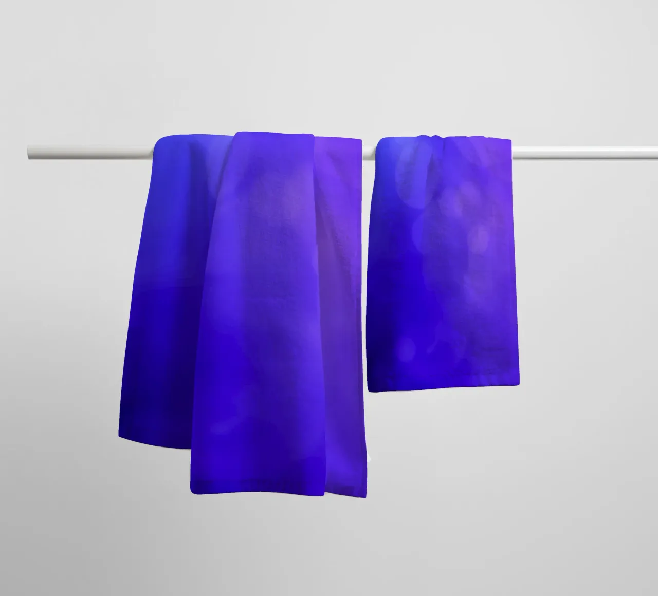 Levendig abstract ontwerp met rustgevende paarse tinten en gladde gra badhanddoek van DesignDoodle