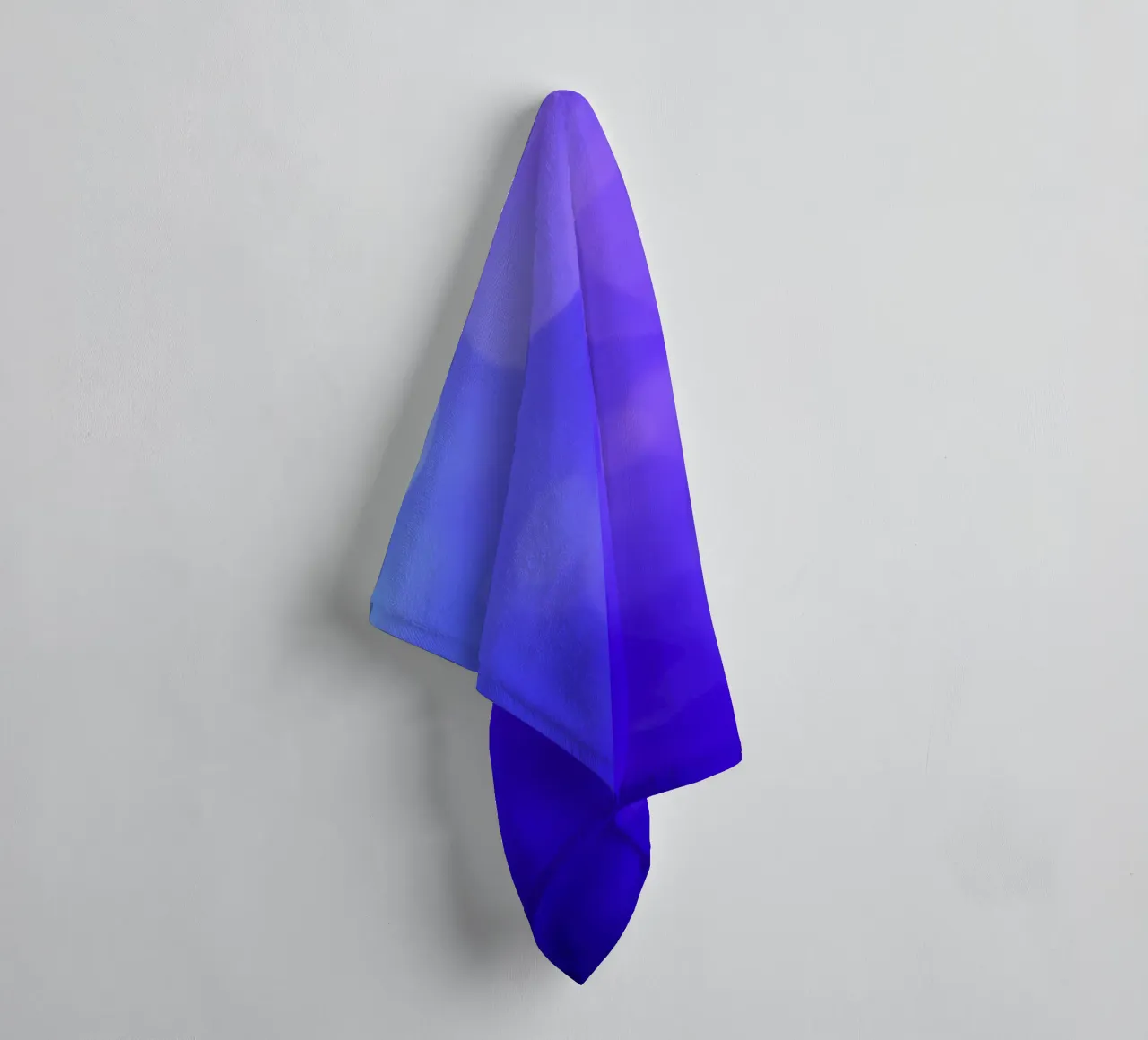 Levendig abstract ontwerp met rustgevende paarse tinten en gladde gra badhanddoek van DesignDoodle
