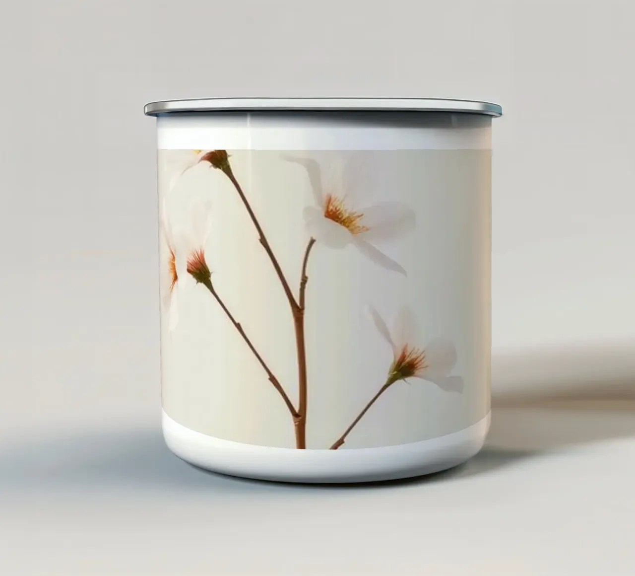 Zarter Blumenzweig vor einem weichen, neutralen Hintergrund Emaille Tasse von DesignDoodle